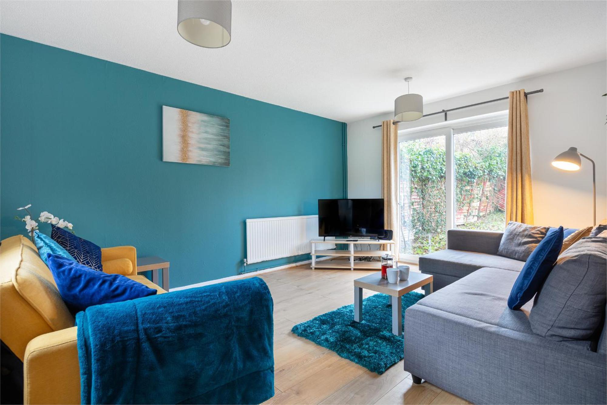 Holiday home Contractors, Mk, Free Off Street Parking, Close To Amenities, Managed By Chique Ltd