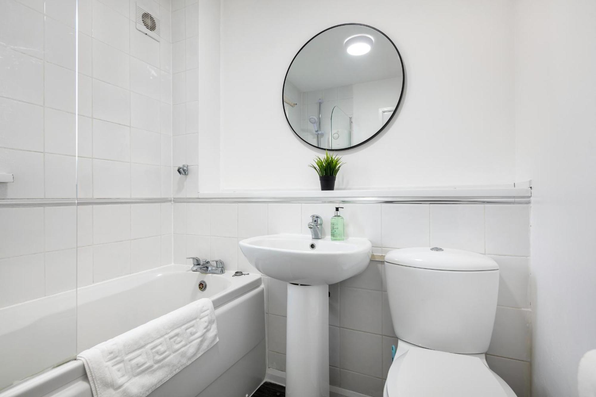 Holiday home Contractors, Mk, Free Off Street Parking, Close To Amenities, Managed By Chique Ltd Milton Keynes