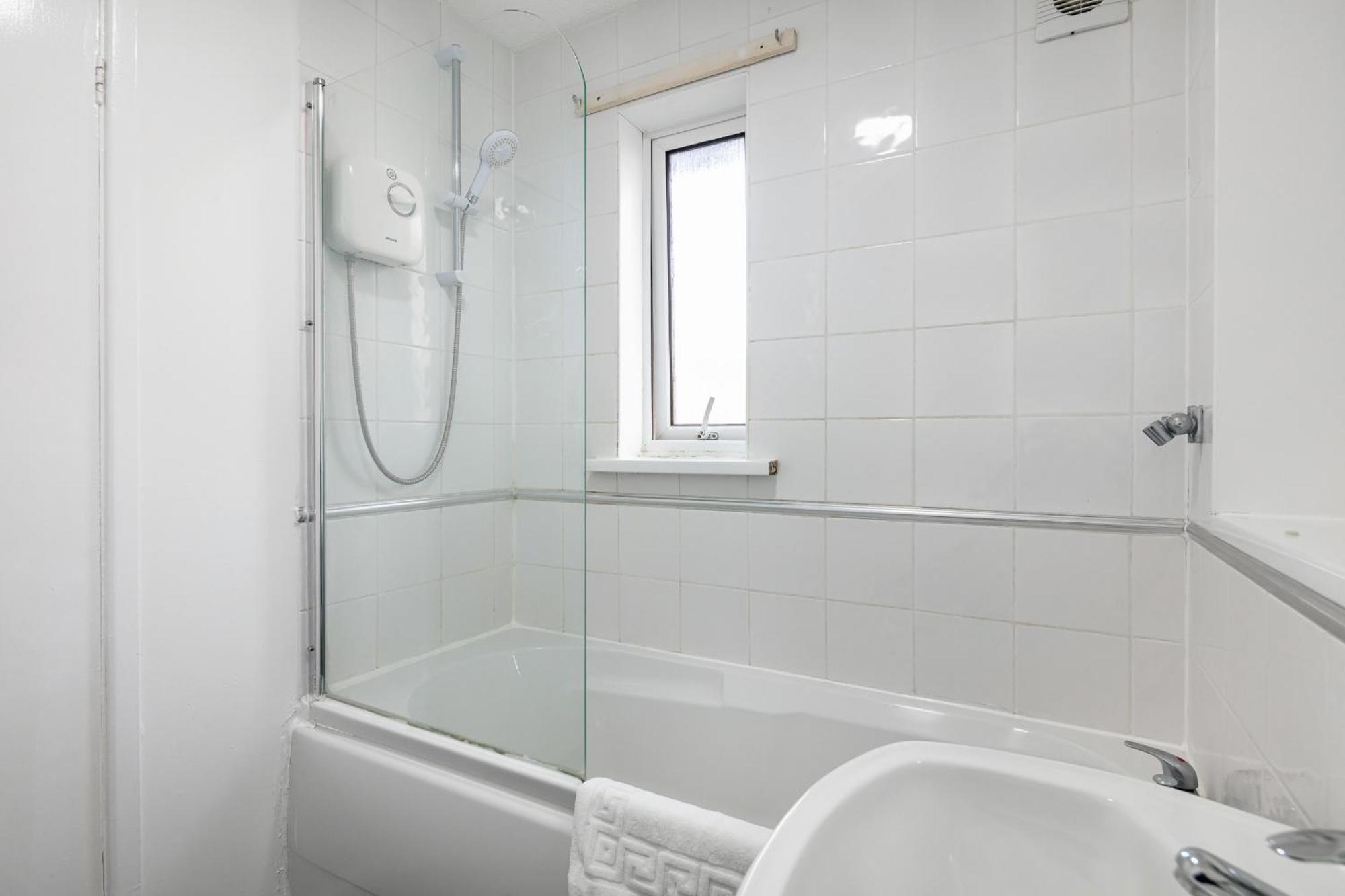 Contractors, Mk, Free Off Street Parking, Close To Amenities, Managed By Chique Ltd *