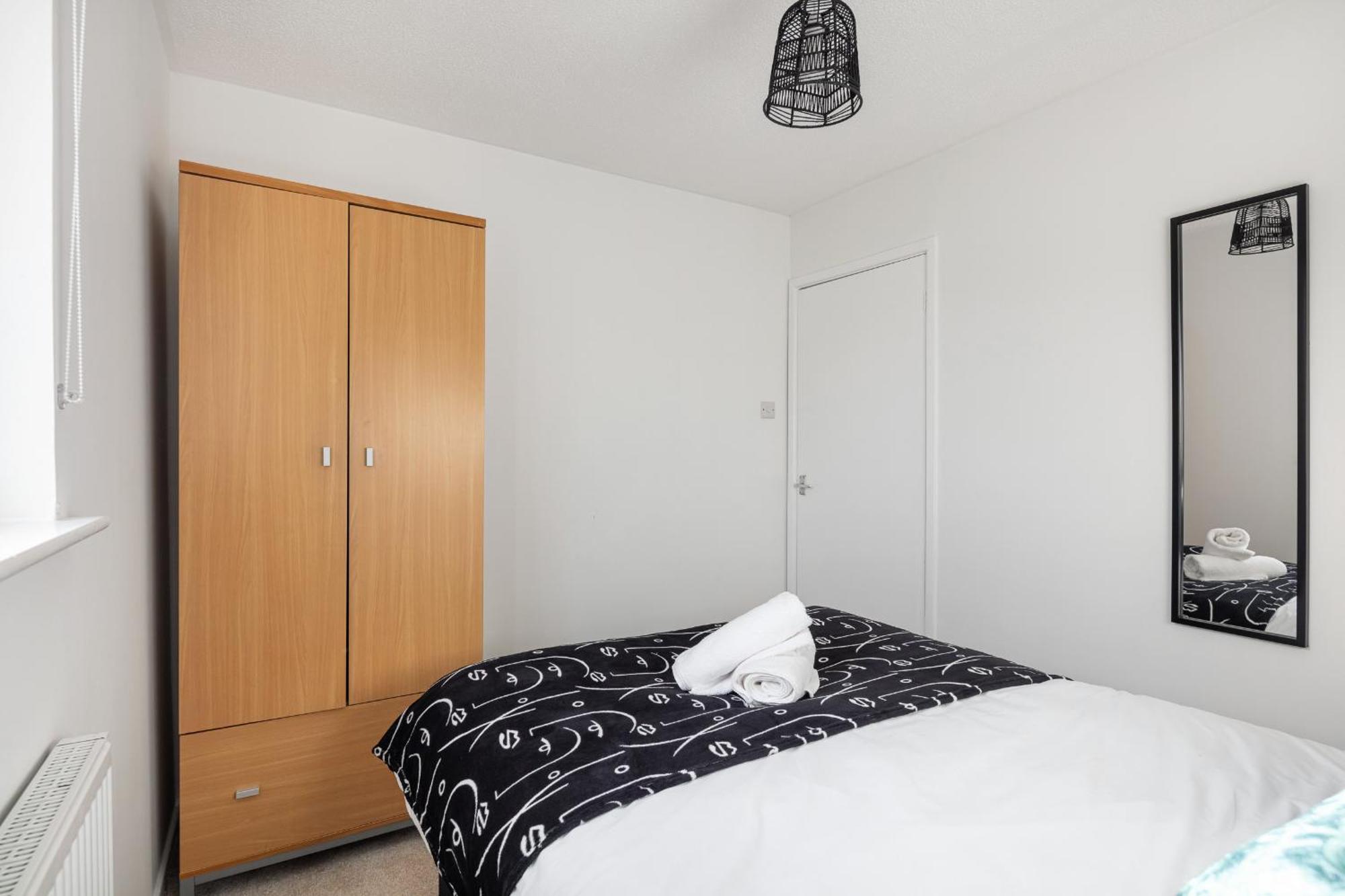 Holiday home Contractors, Mk, Free Off Street Parking, Close To Amenities, Managed By Chique Ltd Milton Keynes