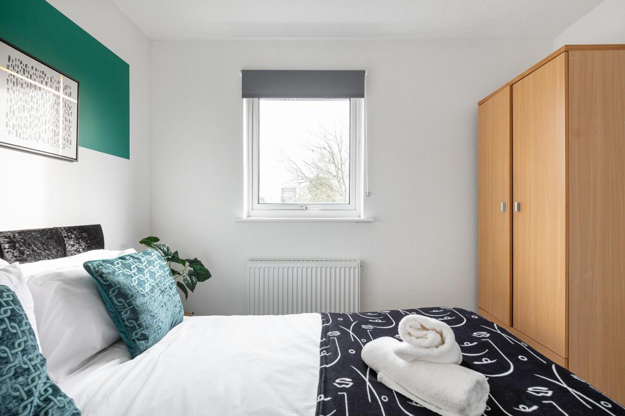 Contractors, Mk, Free Off Street Parking, Close To Amenities, Managed By Chique Ltd Holiday home Milton Keynes