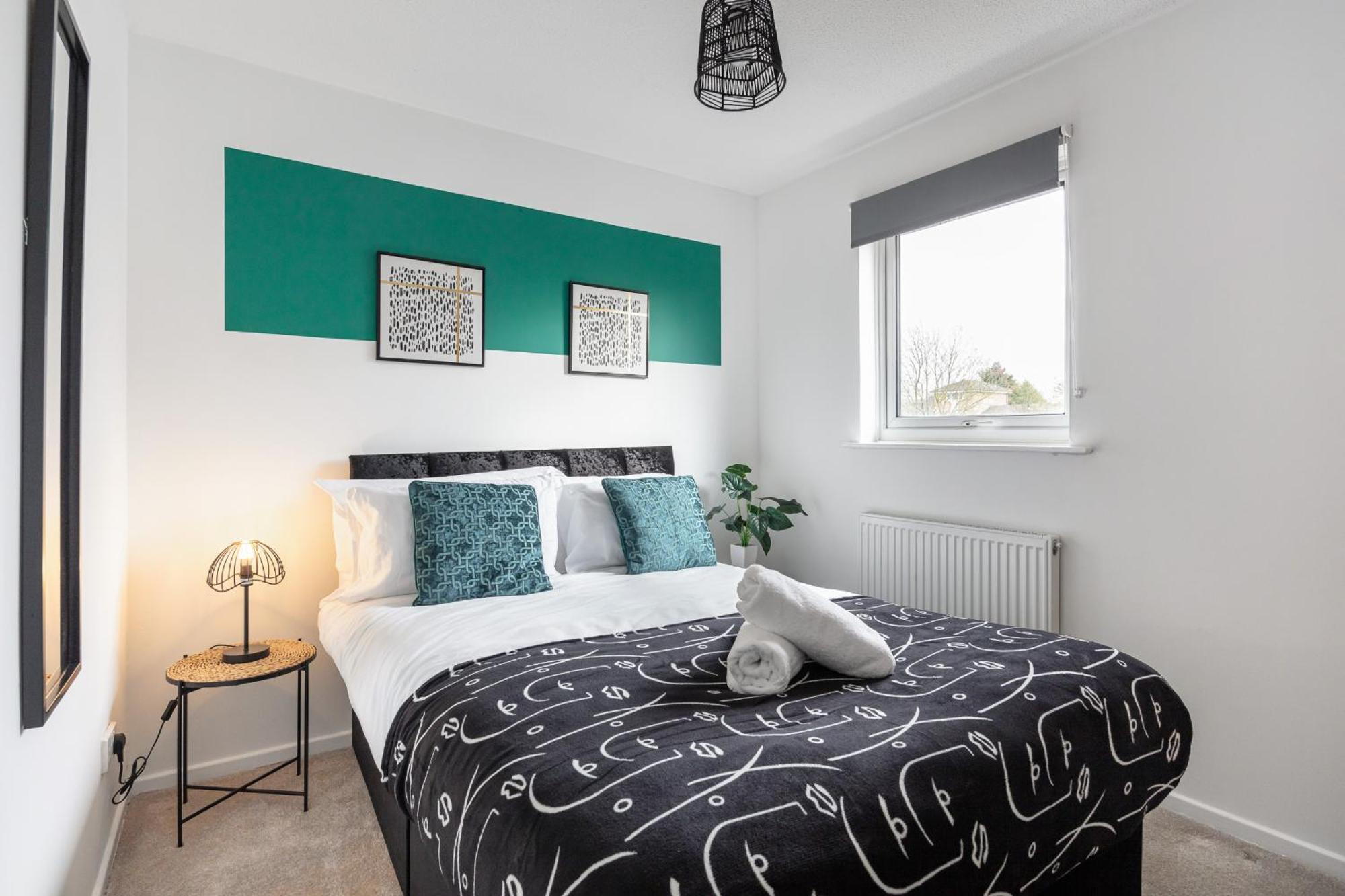 Contractors, Mk, Free Off Street Parking, Close To Amenities, Managed By Chique Ltd Milton Keynes