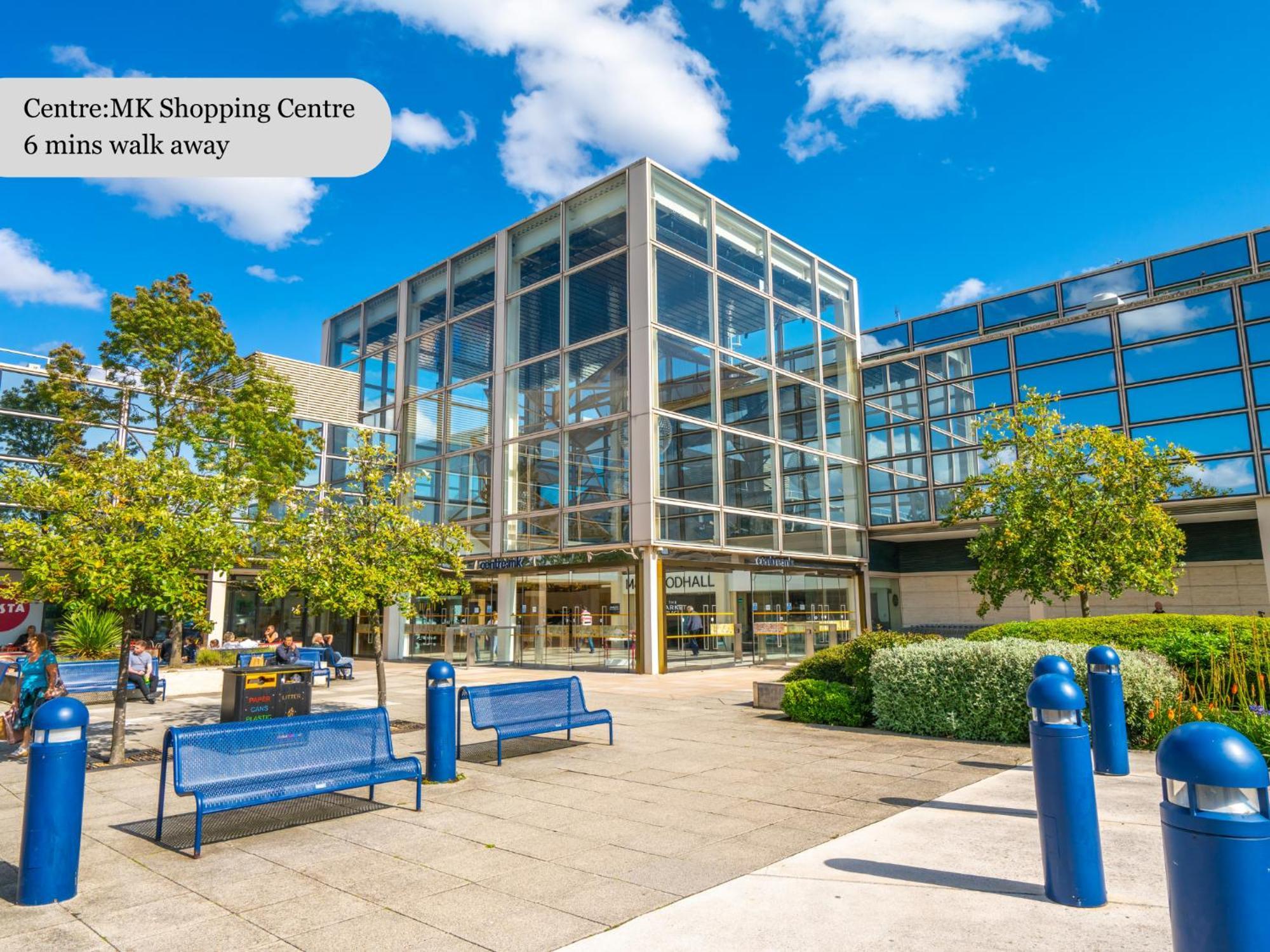 Luxury Mk Apartment: Smart Living With Parking & Balcony Milton Keynes