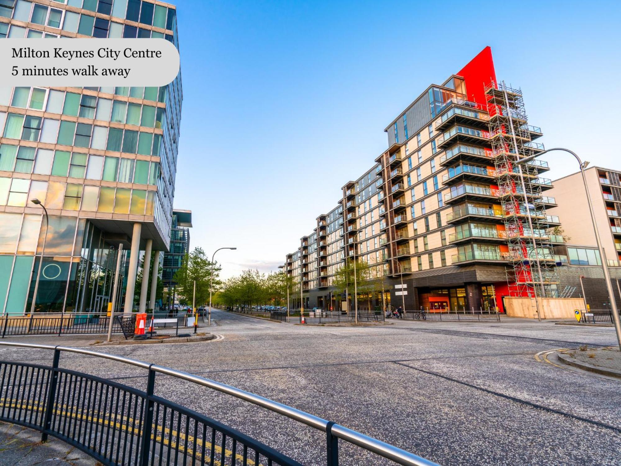 Luxury Mk Apartment: Smart Living With Parking & Balcony Milton Keynes