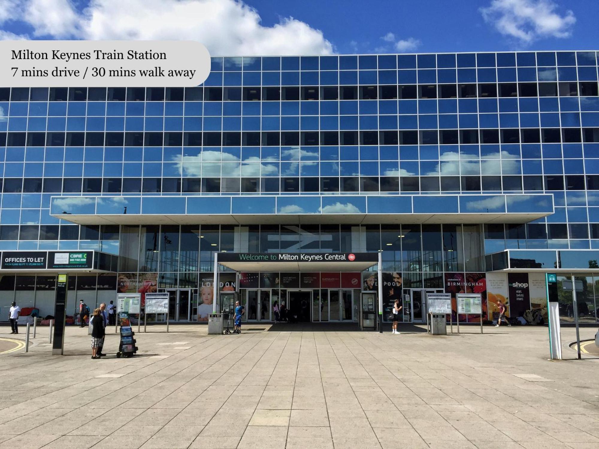 Luxury Mk Apartment: Smart Living With Parking & Balcony * Milton Keynes