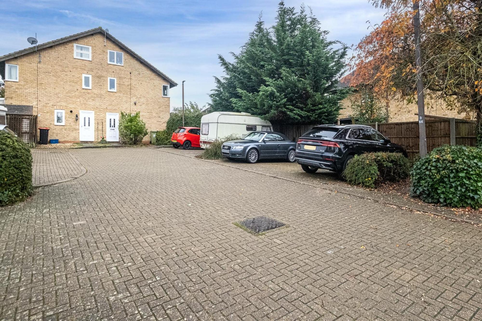 Mk 2-bedroom Contractor's Gem, 5 Beds, Sleeps 6, Free Parking