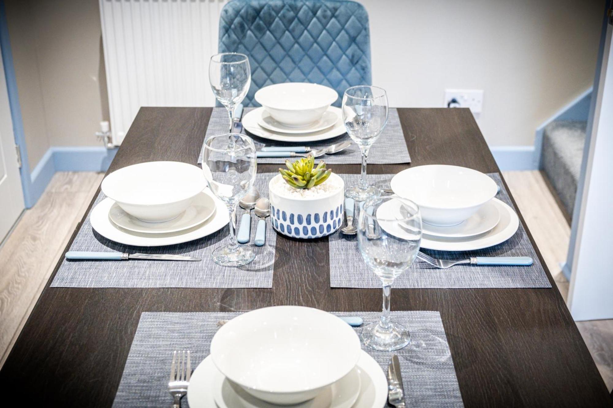 Mk 2-bedroom Contractor's Gem, 5 Beds, Sleeps 6, Free Parking