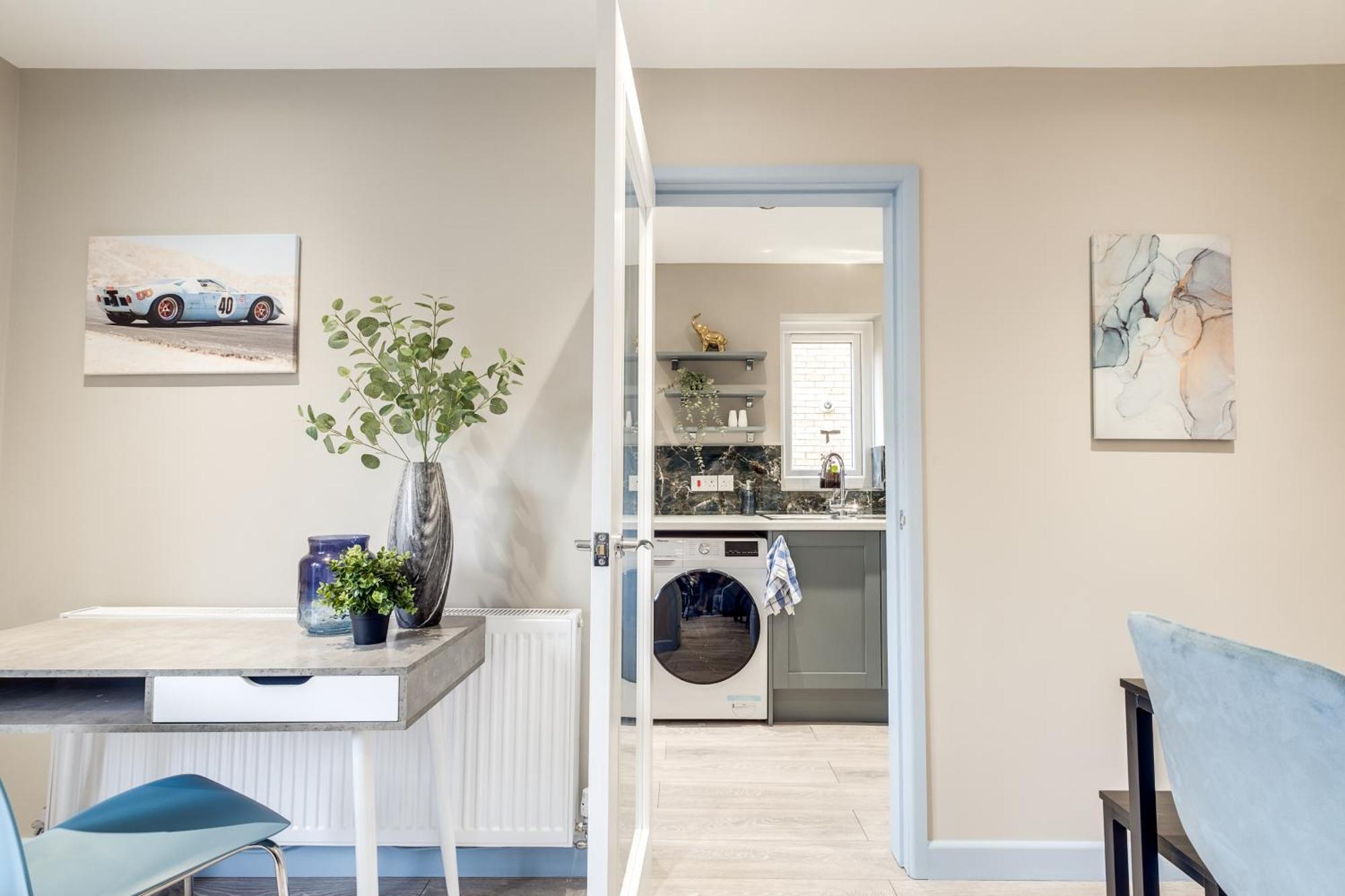 Mk 2-bedroom Contractor's Gem, 5 Beds, Sleeps 6, Free Parking Milton Keynes
