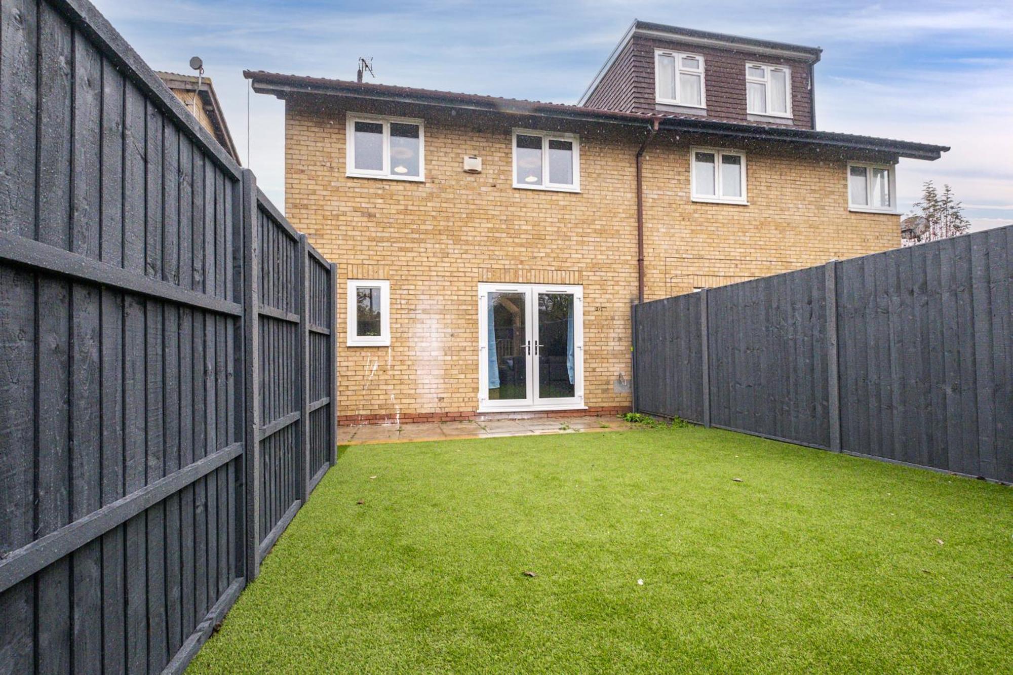 Mk 2-bedroom Contractor's Gem, 5 Beds, Sleeps 6, Free Parking *