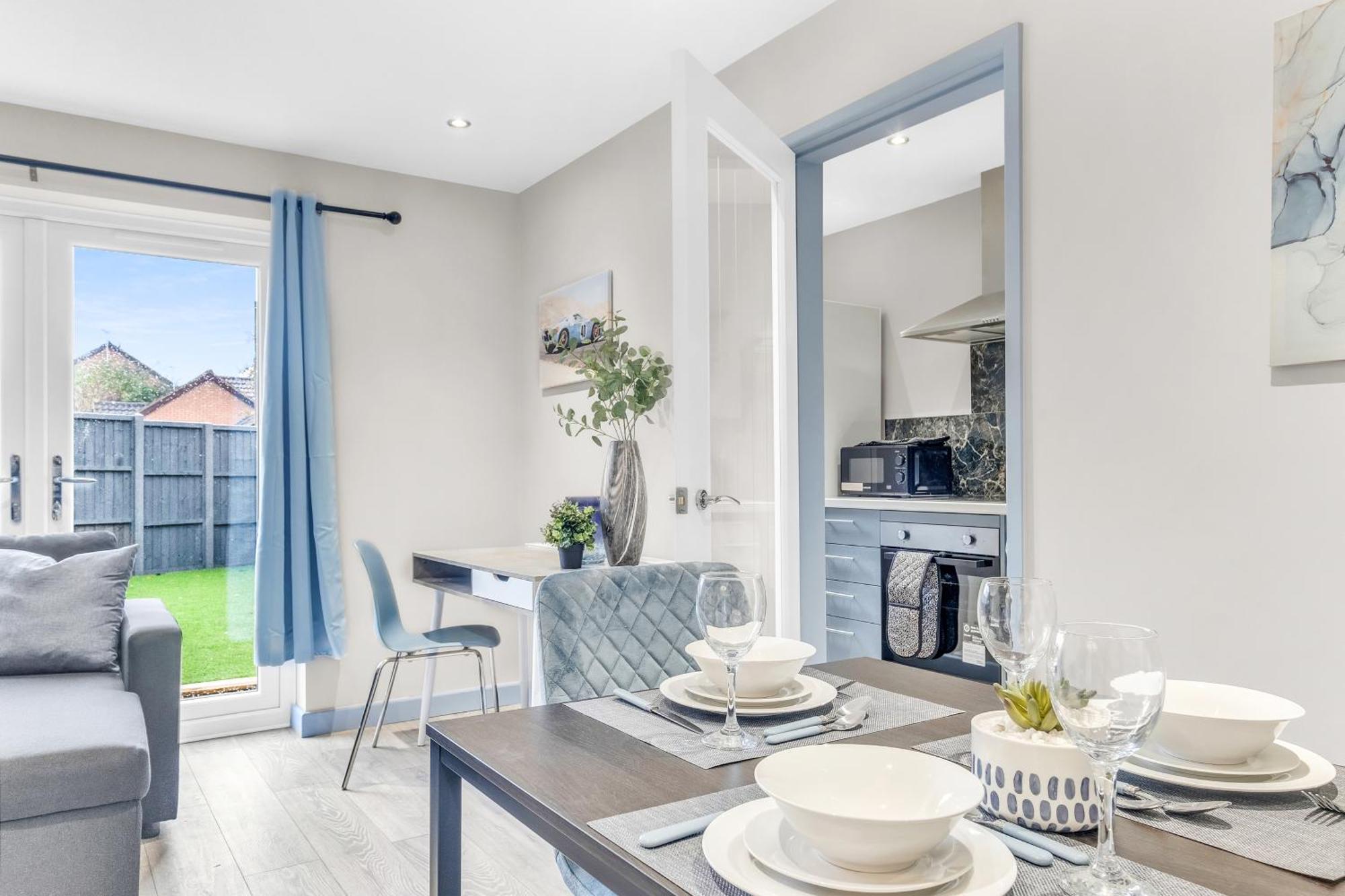 Mk 2-bedroom Contractor's Gem, 5 Beds, Sleeps 6, Free Parking