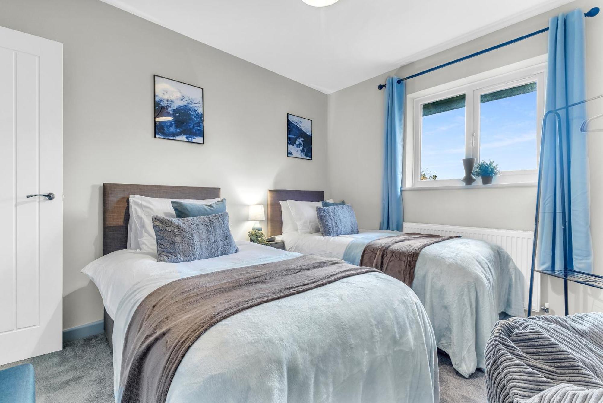 Casa de férias Mk 2-bedroom Contractor's Gem, 5 Beds, Sleeps 6, Free Parking *