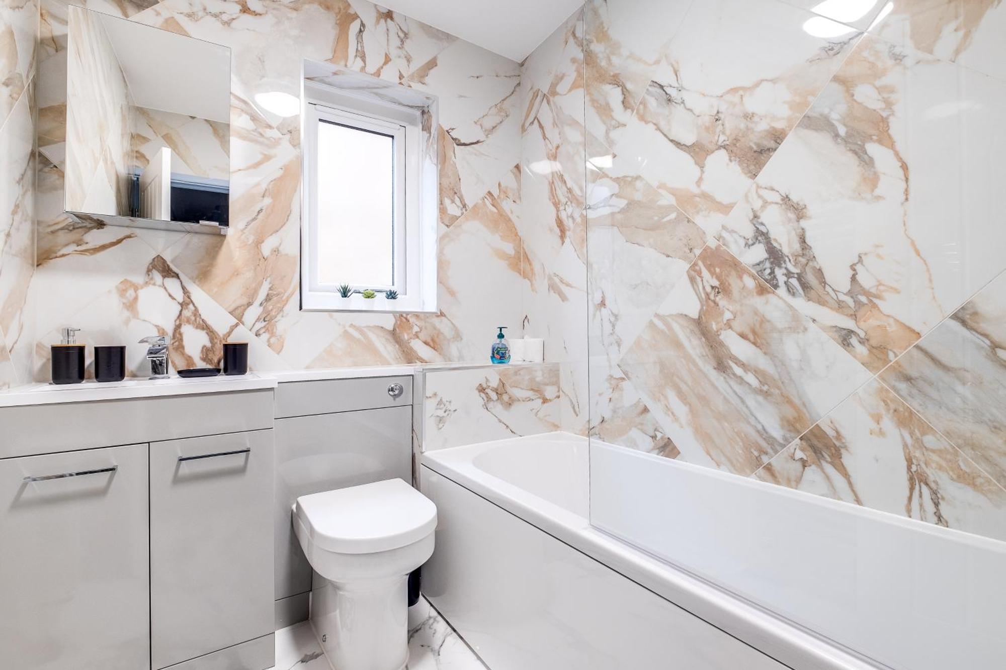 Mk 2-bedroom Contractor's Gem, 5 Beds, Sleeps 6, Free Parking * Milton Keynes