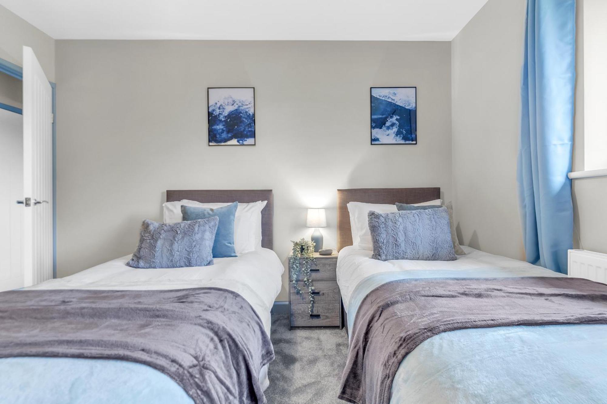 Mk 2-bedroom Contractor's Gem, 5 Beds, Sleeps 6, Free Parking *