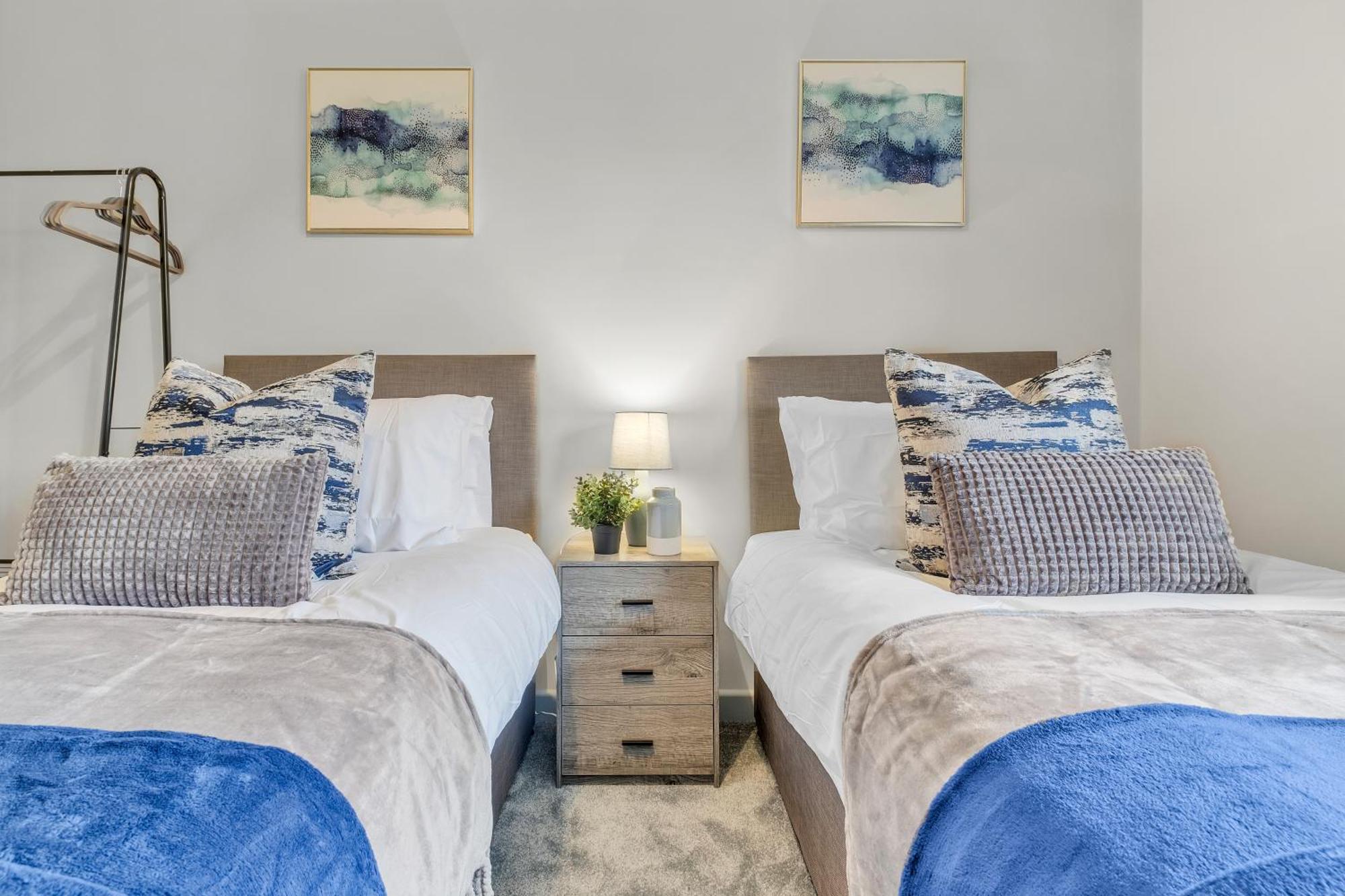 Casa de férias Mk 2-bedroom Contractor's Gem, 5 Beds, Sleeps 6, Free Parking *