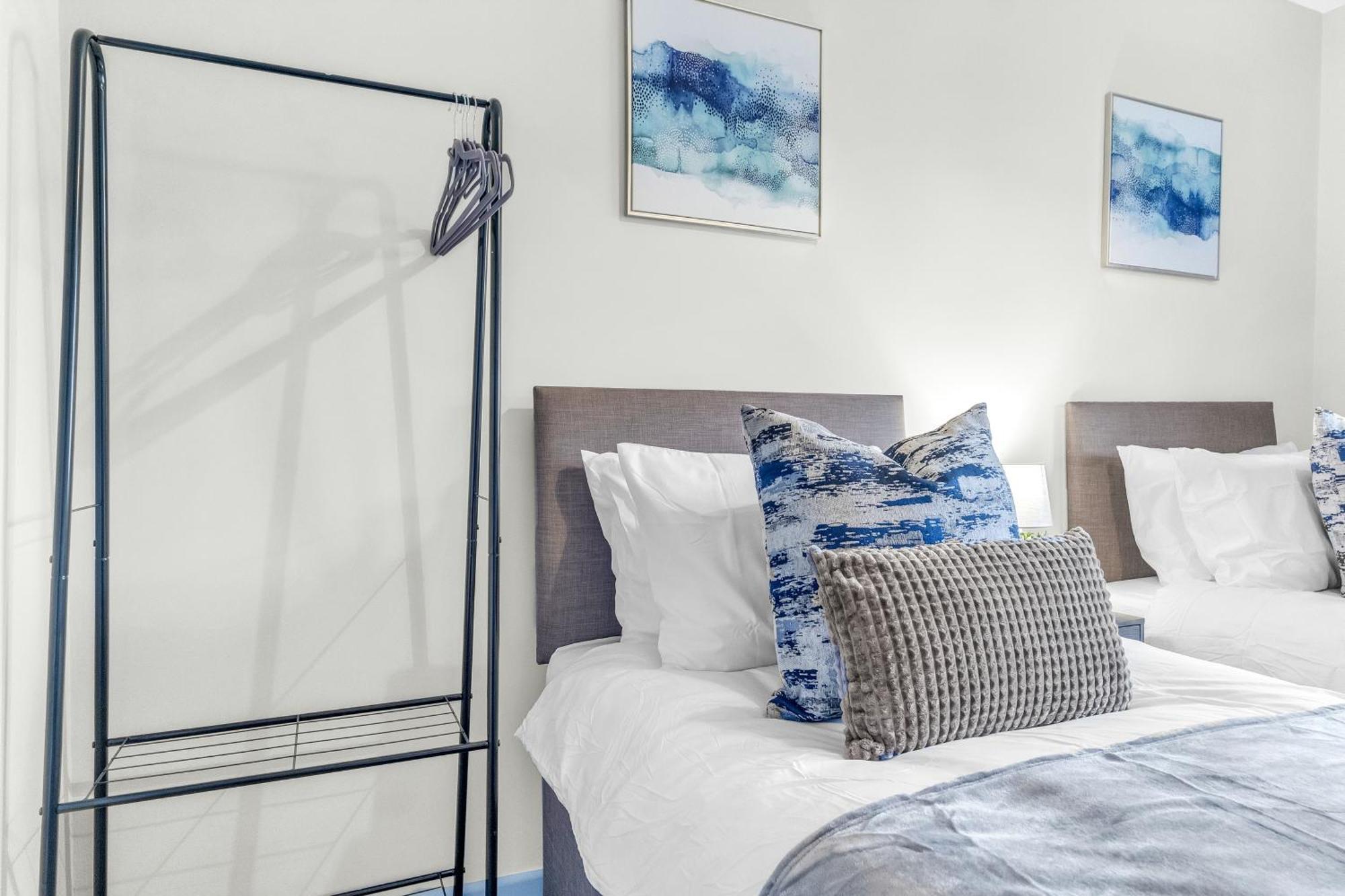 Mk 2-bedroom Contractor's Gem, 5 Beds, Sleeps 6, Free Parking