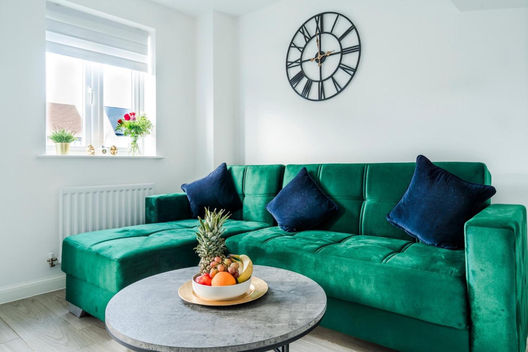 Spacious 4br Townhouse Free Parking & Wifi * Milton Keynes