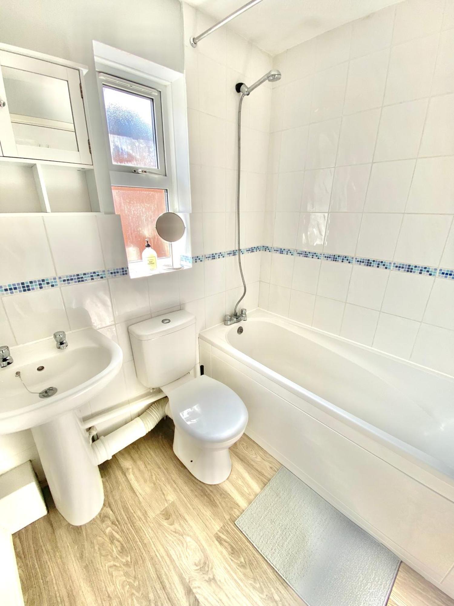 Holiday home Free Private Parking! Mk Home, Driveway And Garden! Fully Equipped 4 Beds! Train Station 5 Mins *