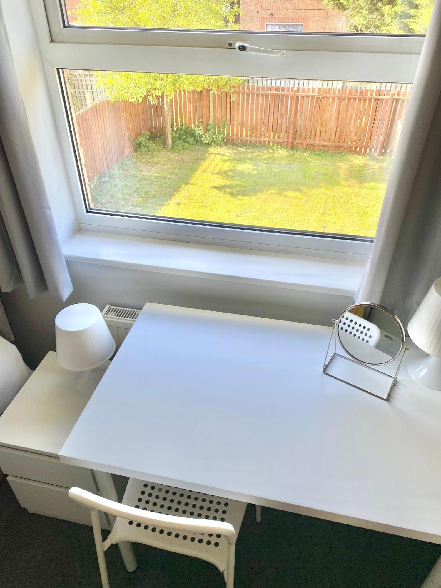Free Private Parking! Mk Home, Driveway And Garden! Fully Equipped 4 Beds! Train Station 5 Mins Milton Keynes