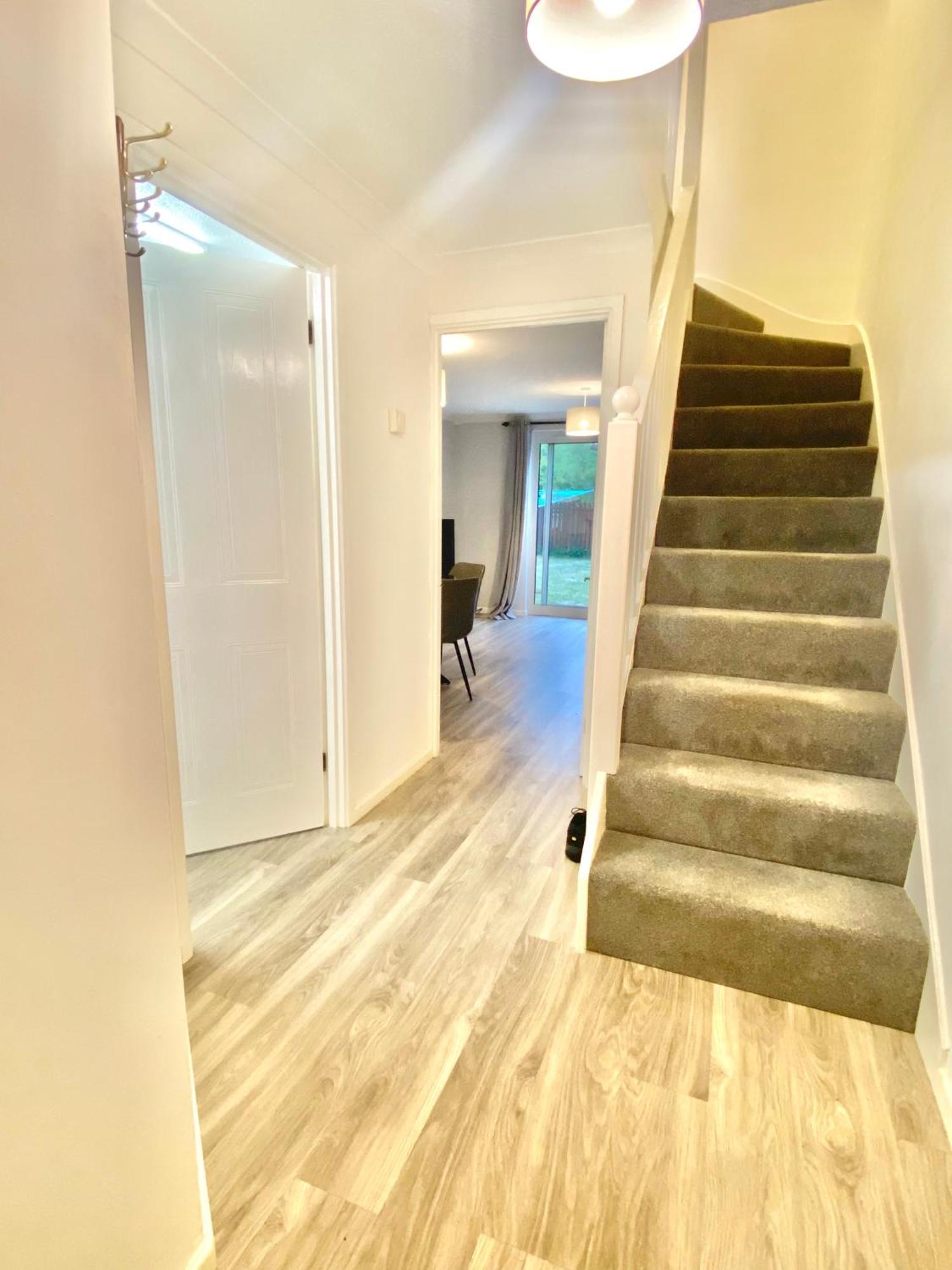 Free Private Parking! Mk Home, Driveway And Garden! Fully Equipped 4 Beds! Train Station 5 Mins Holiday home *