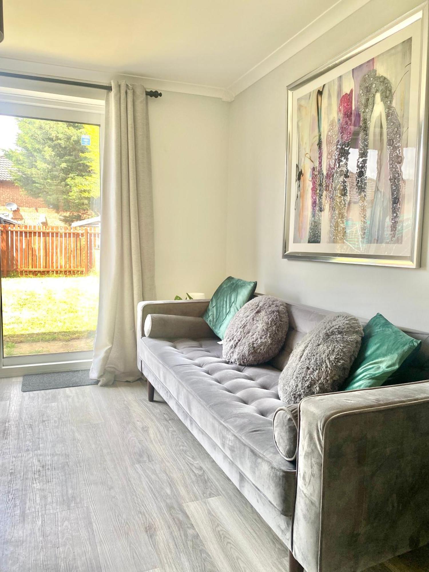 Free Private Parking! Mk Home, Driveway And Garden! Fully Equipped 4 Beds! Train Station 5 Mins *