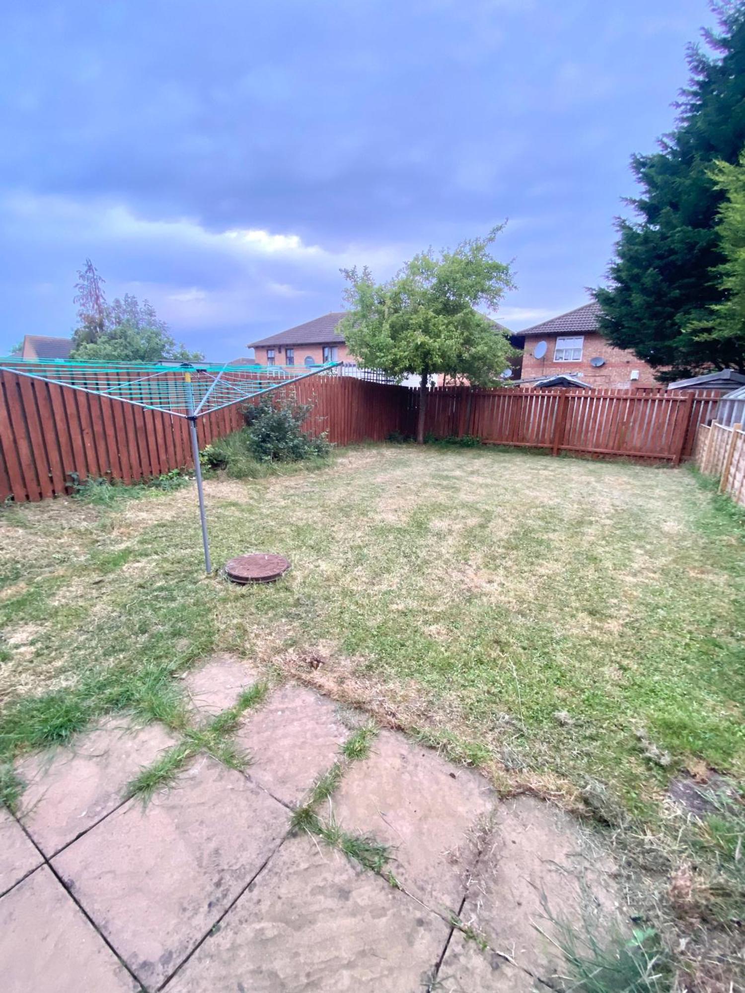 Free Private Parking! Mk Home, Driveway And Garden! Fully Equipped 4 Beds! Train Station 5 Mins Holiday home *