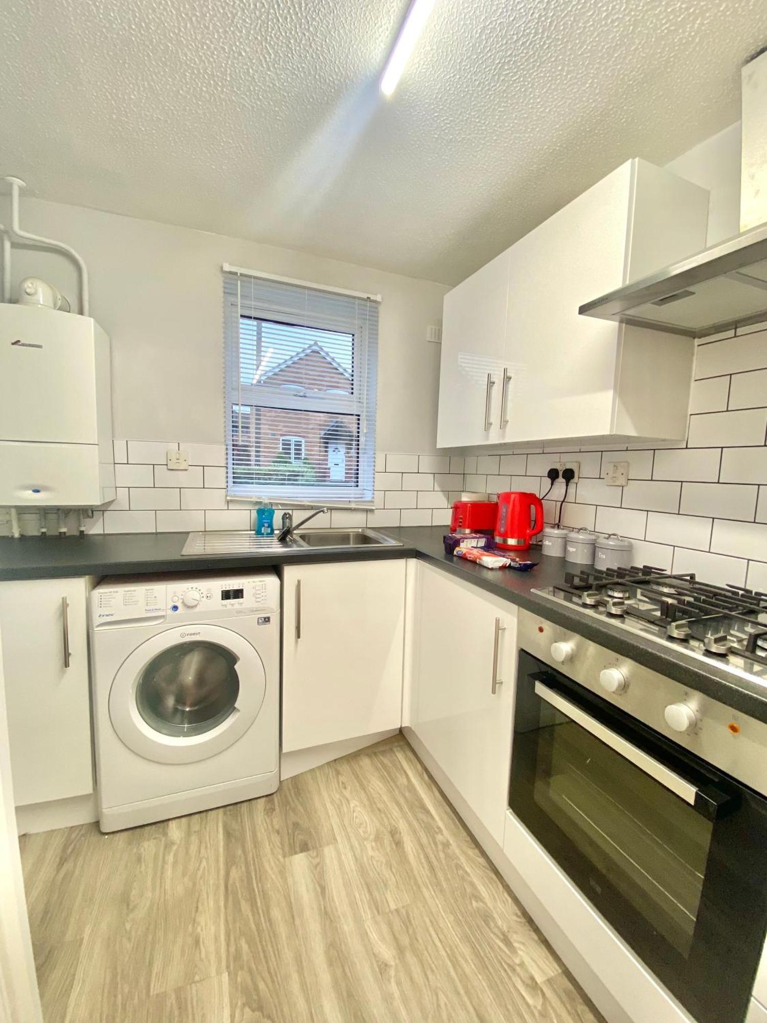 Free Private Parking! Mk Home, Driveway And Garden! Fully Equipped 4 Beds! Train Station 5 Mins *