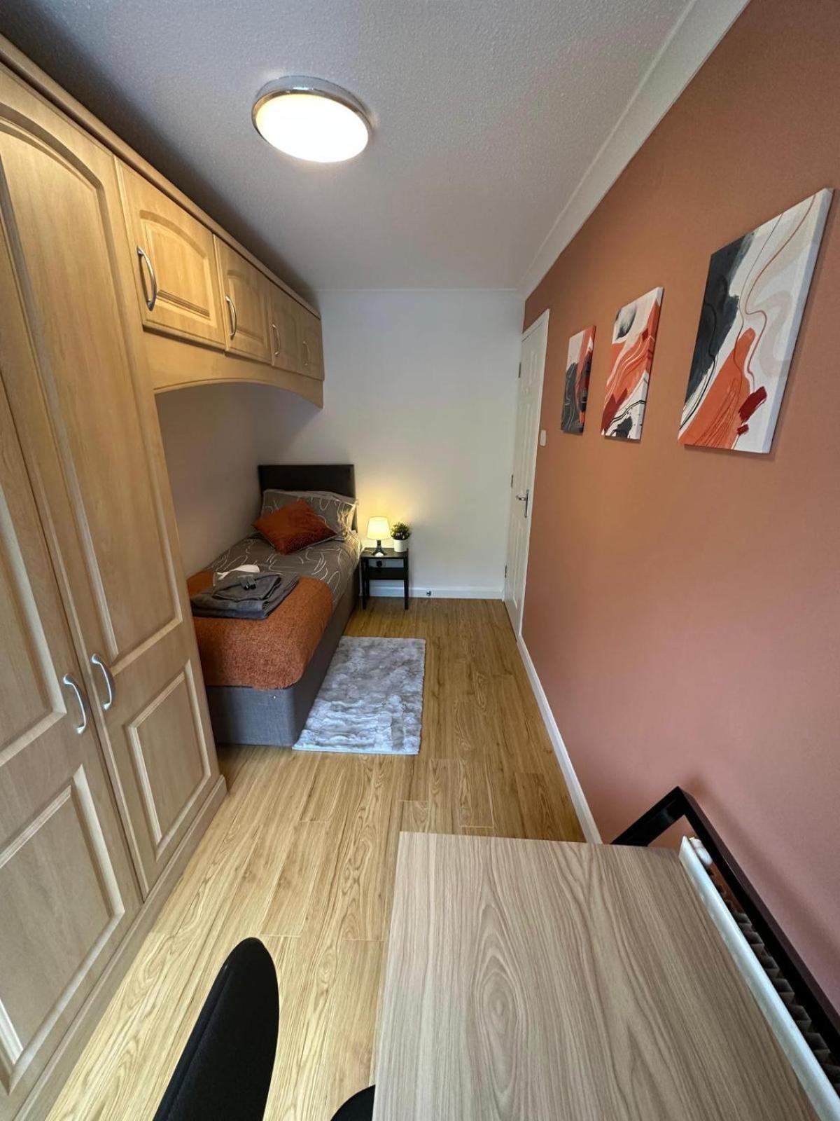 Stylish Townhouse-central Location-great Discoun S *