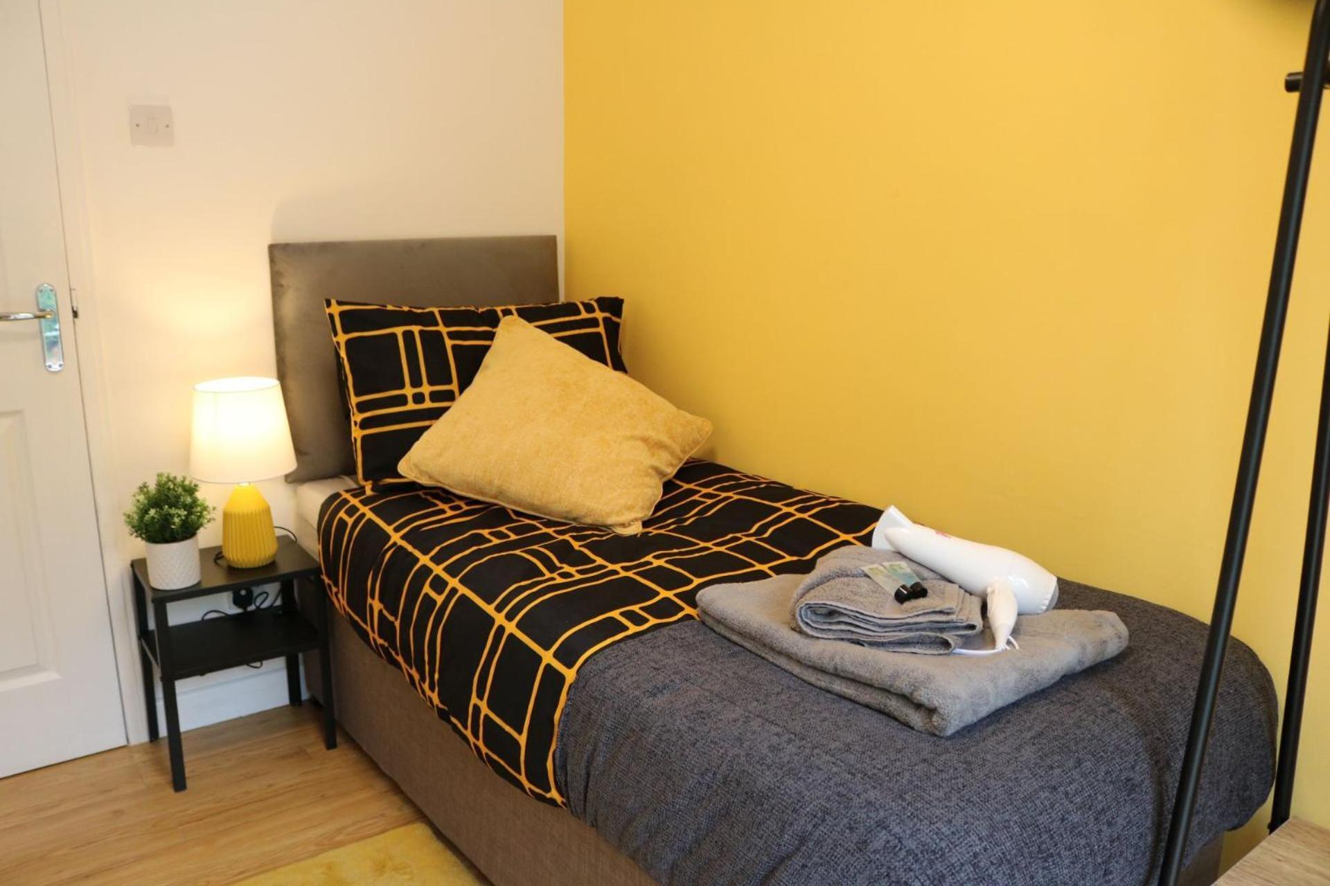 Stylish Townhouse-central Location-great Discoun S Milton Keynes
