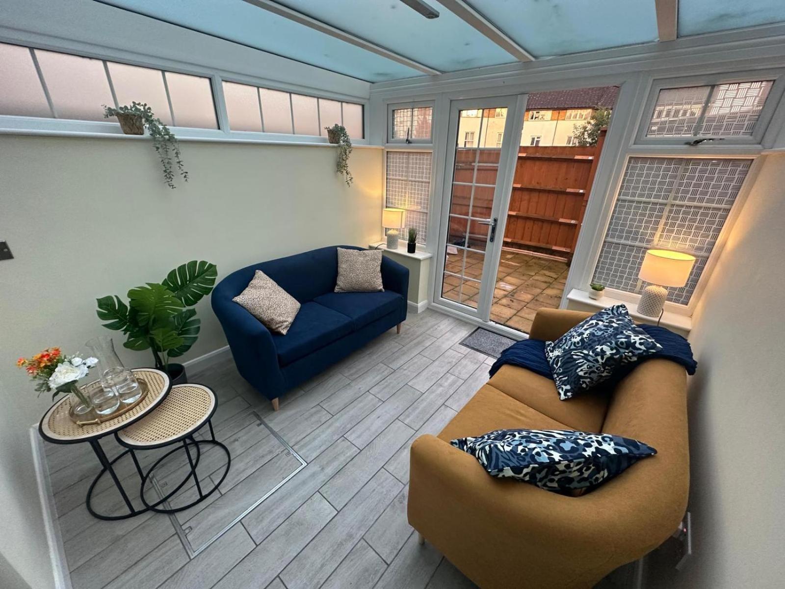 Stylish Townhouse-central Location-great Discoun S Milton Keynes