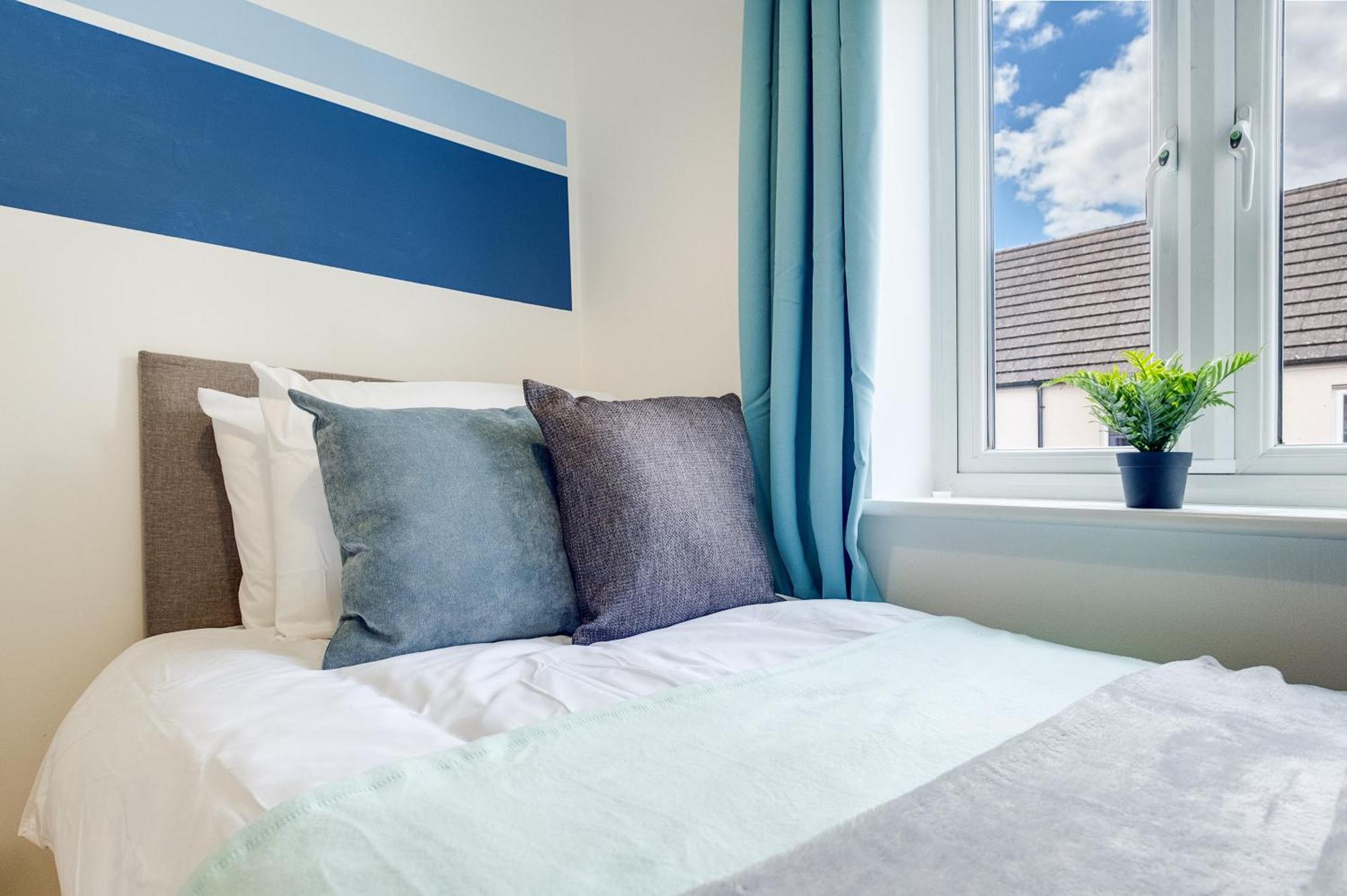 Contractors Retreat 3 Bed House, Sleeps Up To 7, Free Parking Holiday home *