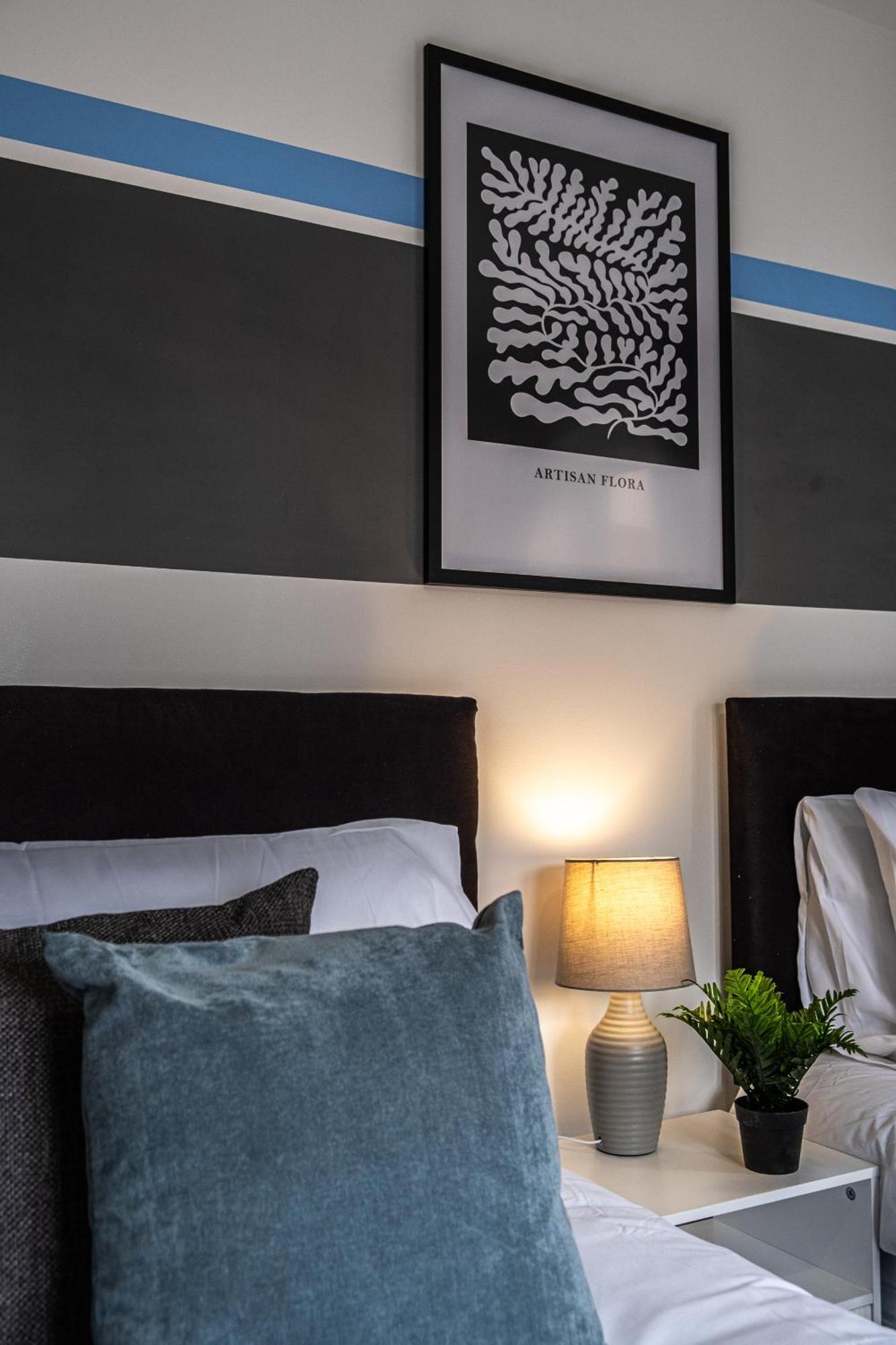 Contractors Retreat 3 Bed House, Sleeps Up To 7, Free Parking Holiday home *