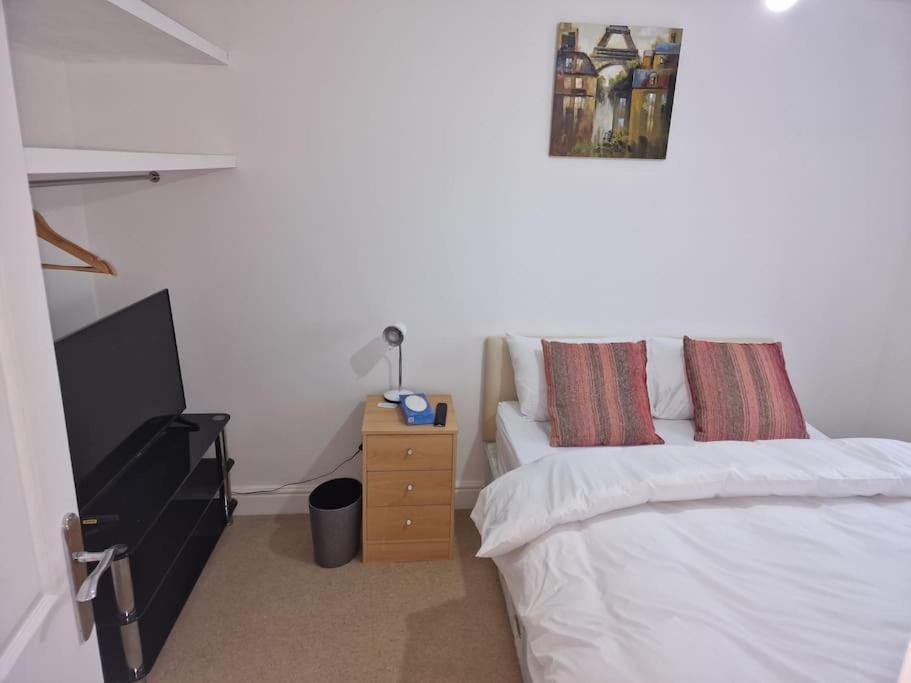 Nightrest Homes 6 Bedroom House- Smart Tv In Each - Parking - Wifi -milton Keynes Apartment Milton Keynes