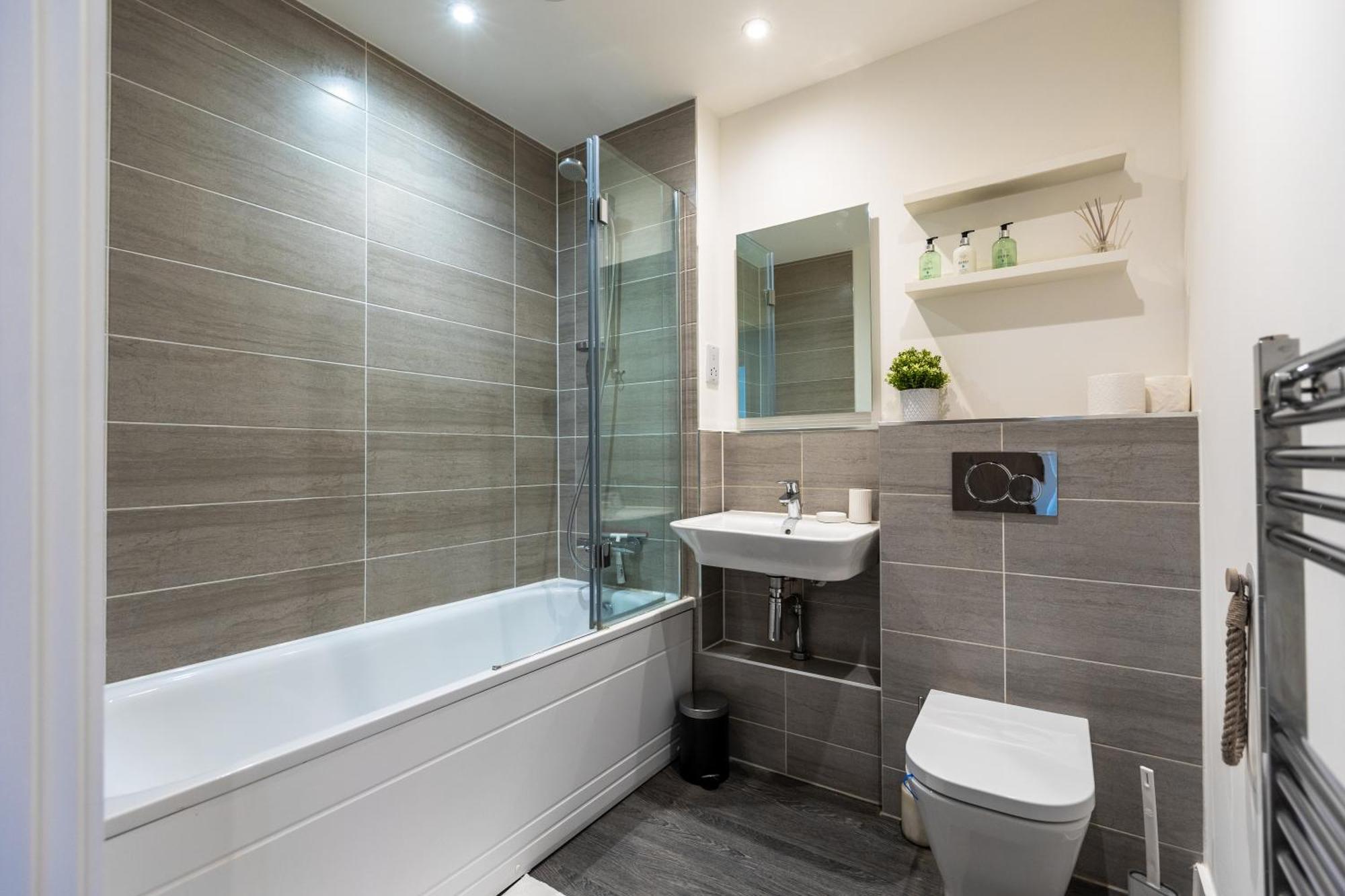 Cosy 1 Bed Near Peaceful Canal By Valore Services Apartment