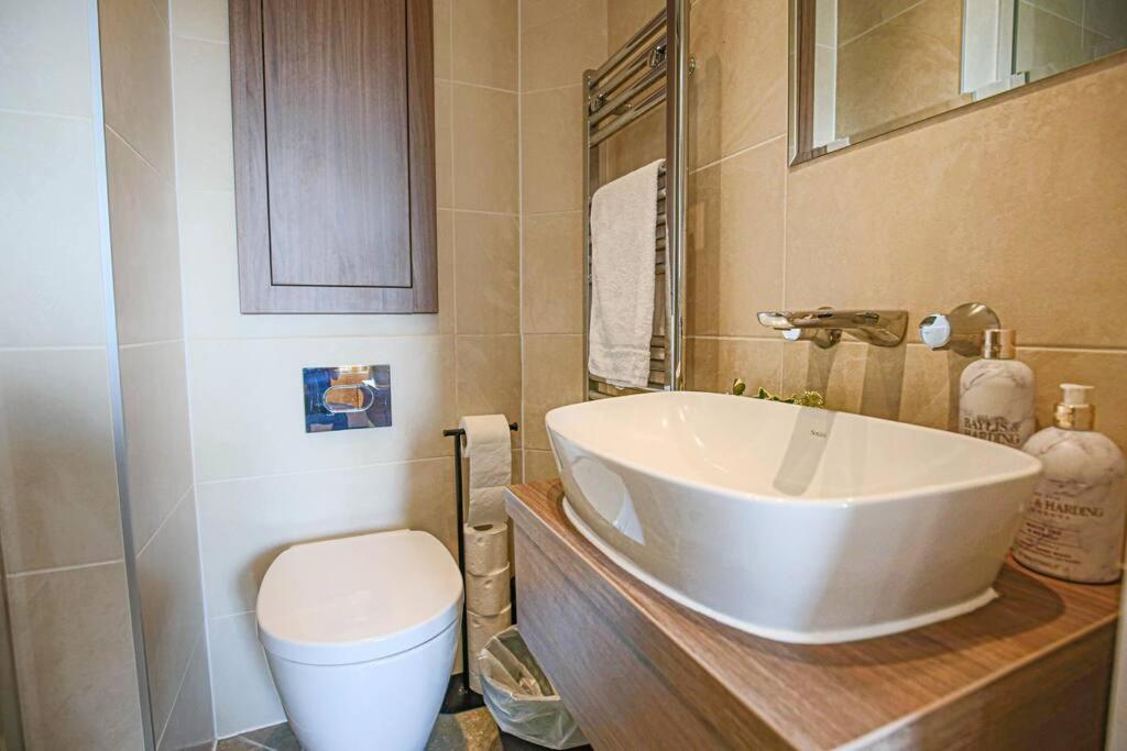 Stylish With Self-check-in, Juliet Balcony, Fast Wifi, Smart Tvs And Free Parking By Yoko Apartment Milton Keynes