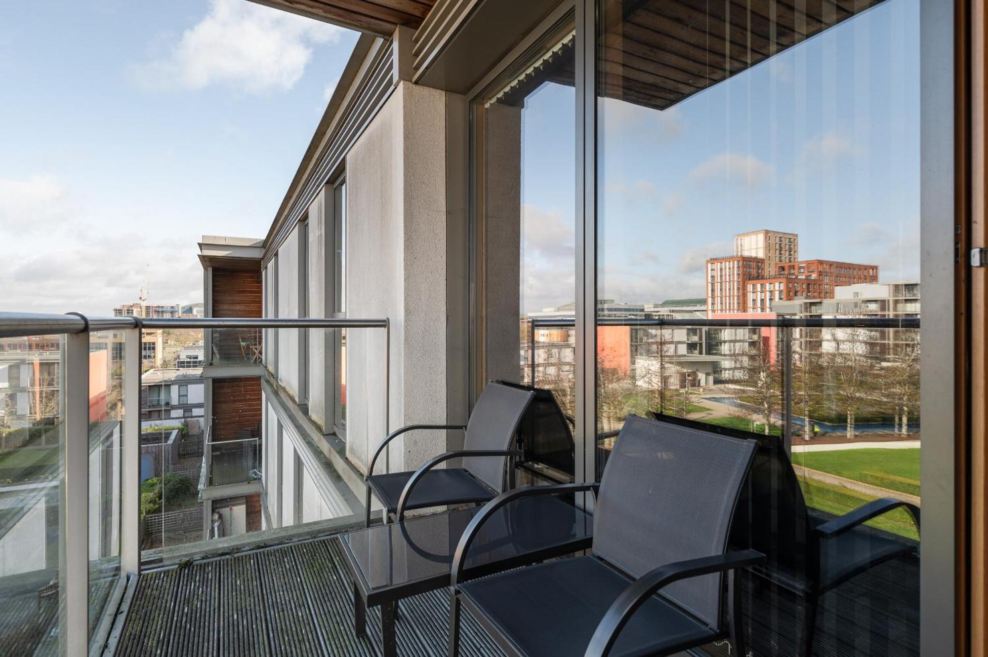 Modern 2 Bed In Mk, Free Parking, Smart Tv
