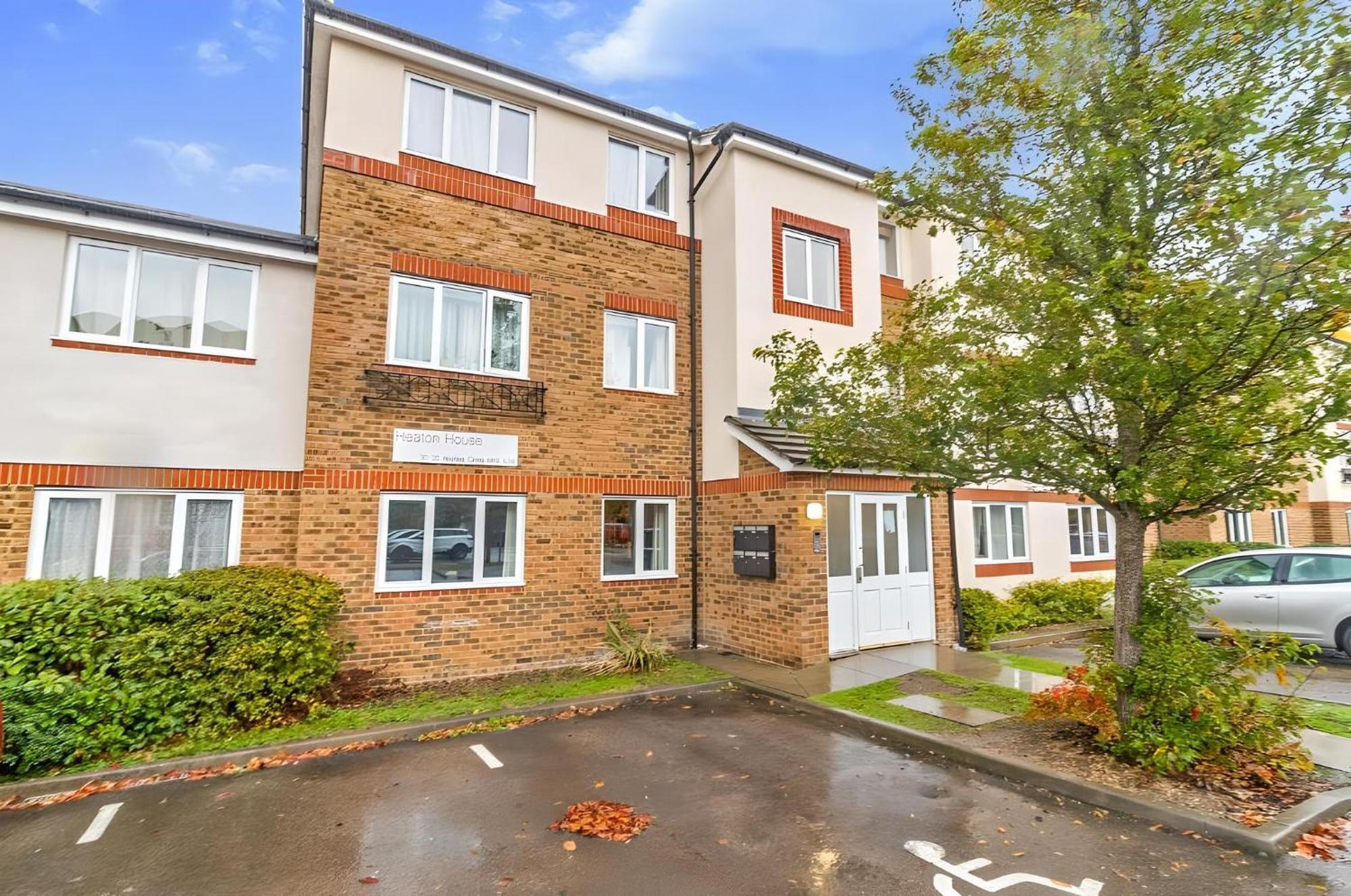 Entire 2 Bedroom Luxury With Free Parking *