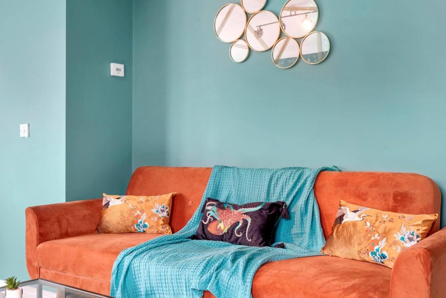 Entire 2 Bedroom Luxury With Free Parking