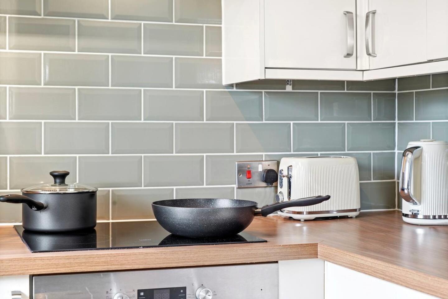 Entire 2 Bedroom Luxury With Free Parking *