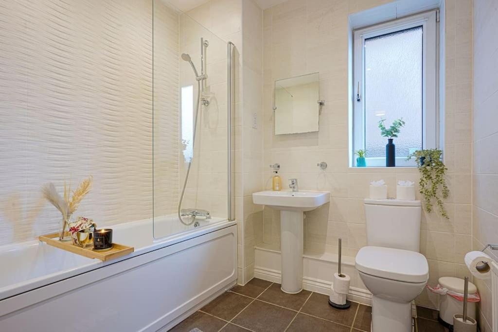 Apartment Luxury Campbell Park Apartments: Mk Balcony