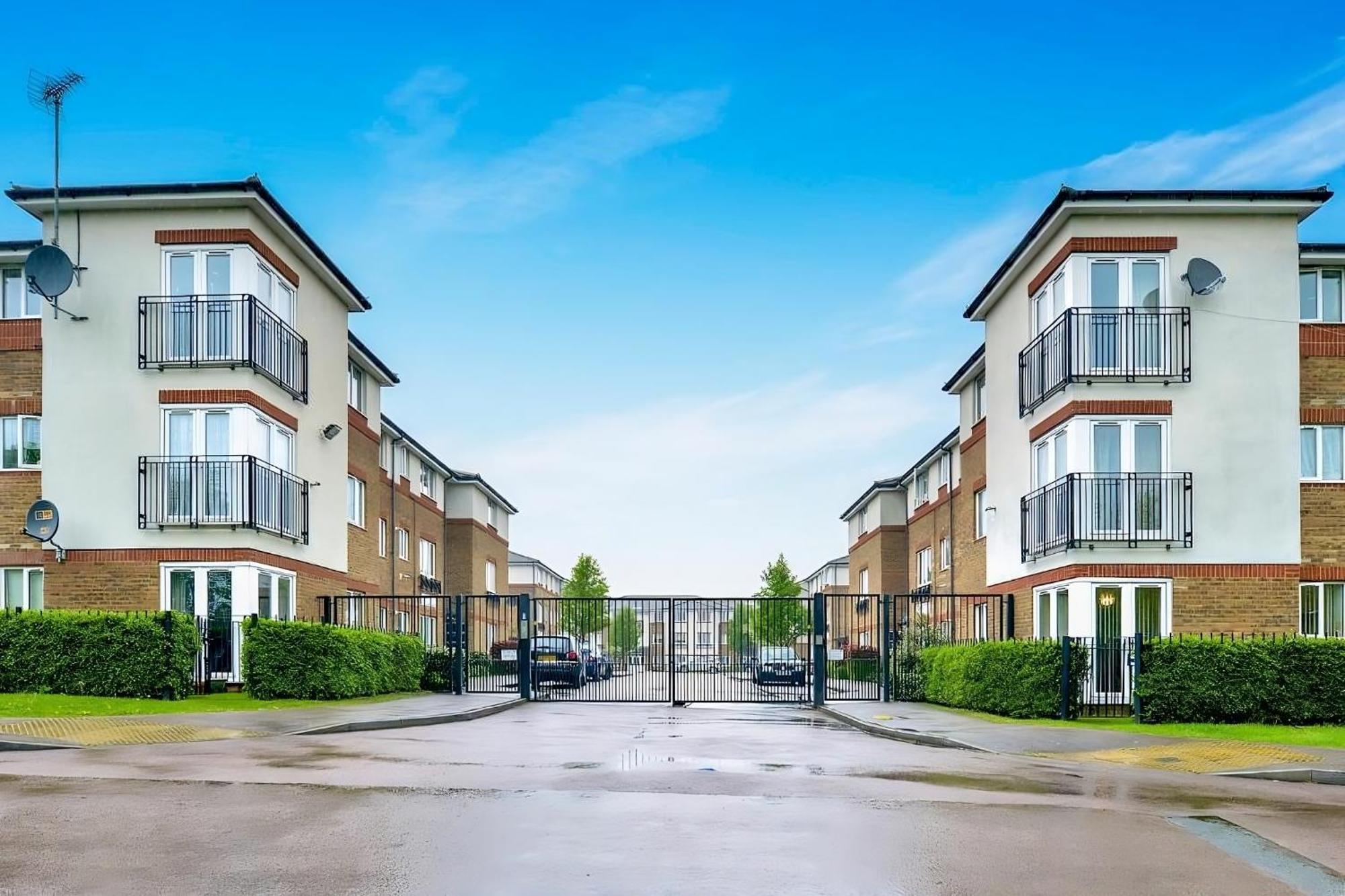Entire 2 Bedroom Luxury With Free Parking *