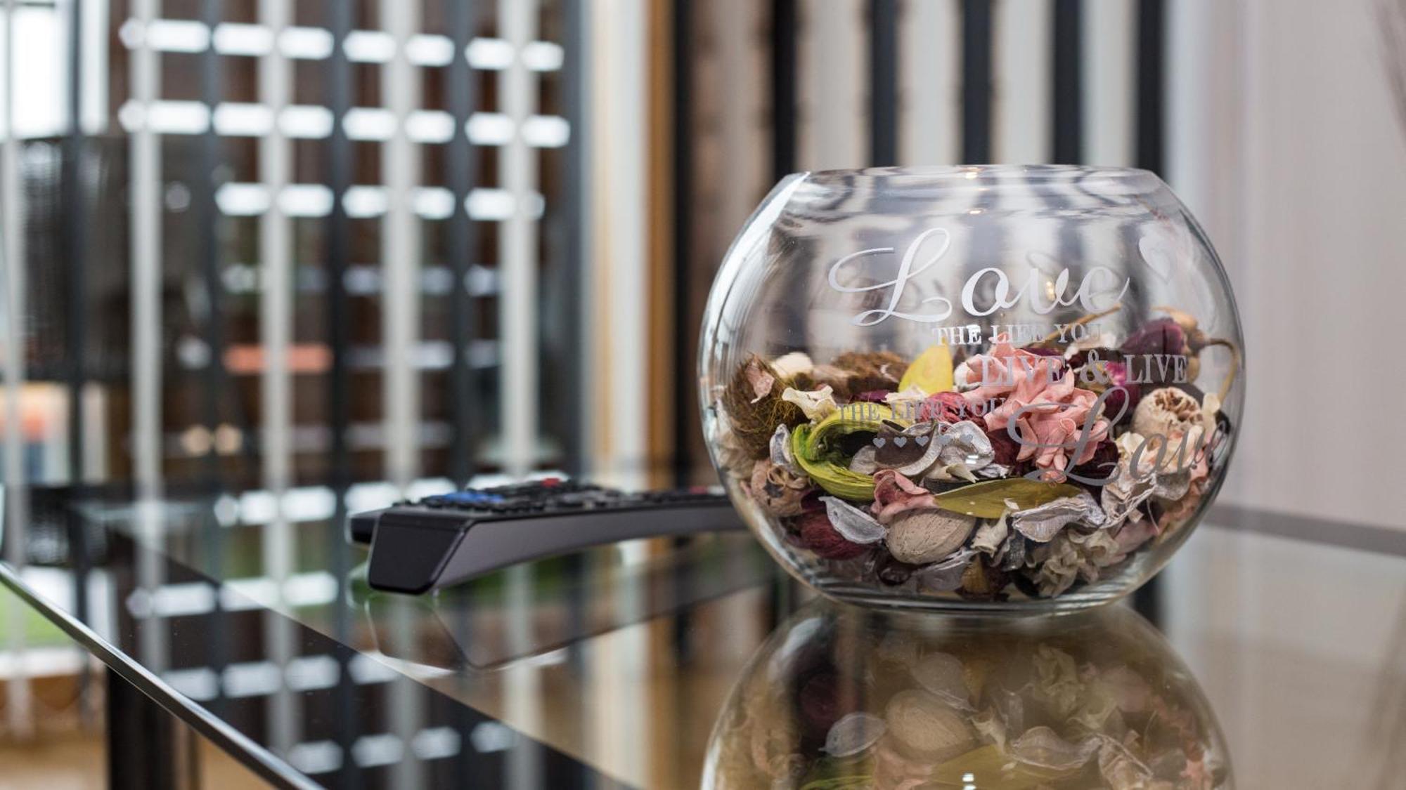 Apartment Istay At Vizion - Fully Equipped Modern Serviced With Balconies, Self Check-in, Superfast Broadband & Netflix, Free Underground Parking, 24h Security, Rooftop Gardens, Located In Mk