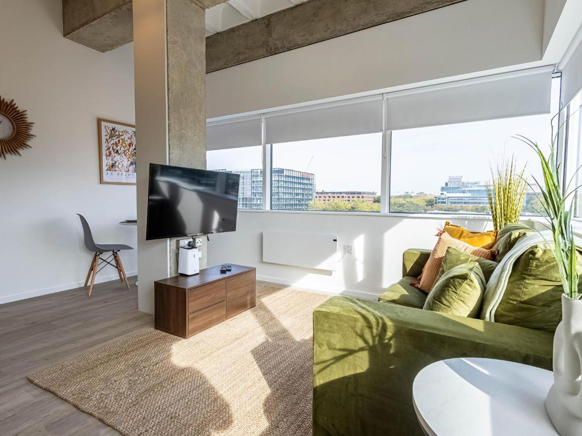 Stunning View In Location Free Parking Milton Keynes