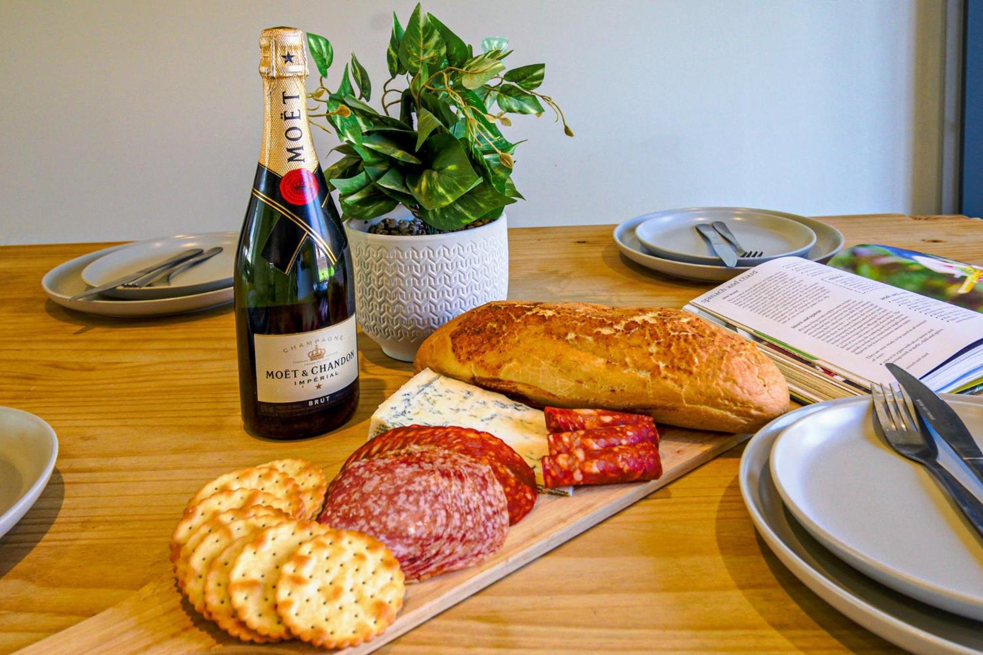 Host & - Wilshire Way Apartment