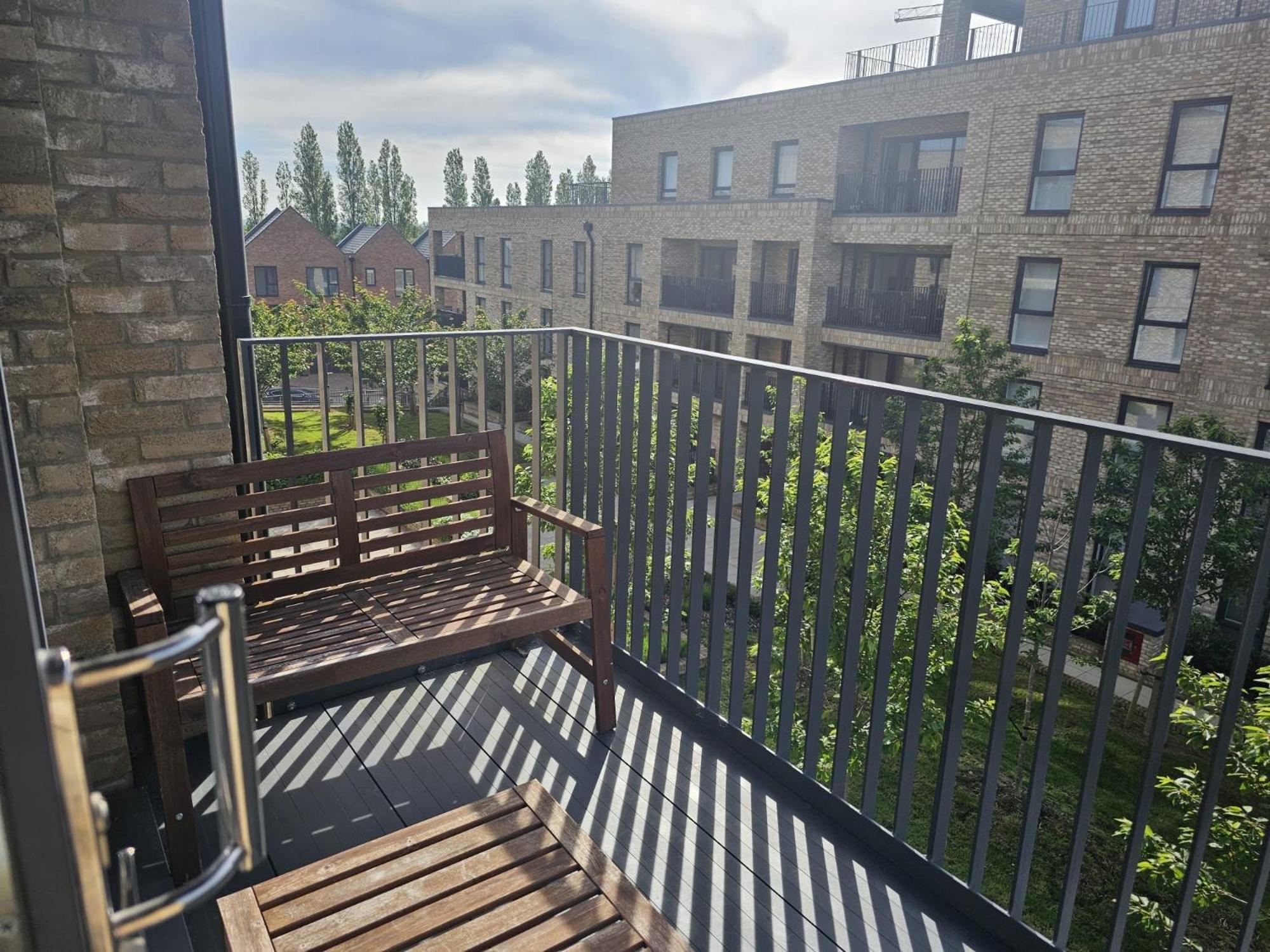 Apartment Luxury 1-bed With Balcony & Free Parking