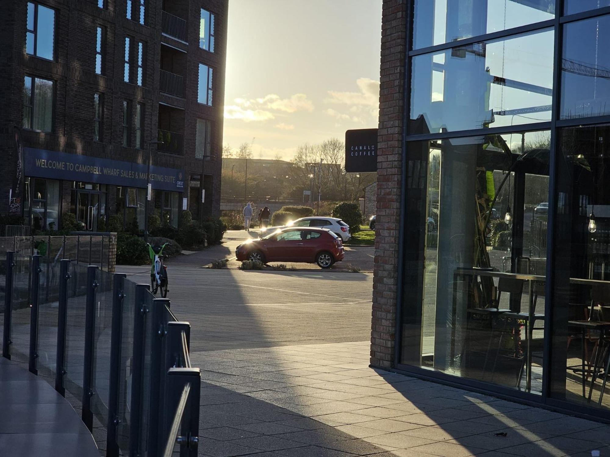 Luxury 1-bed With Balcony & Free Parking Apartment *