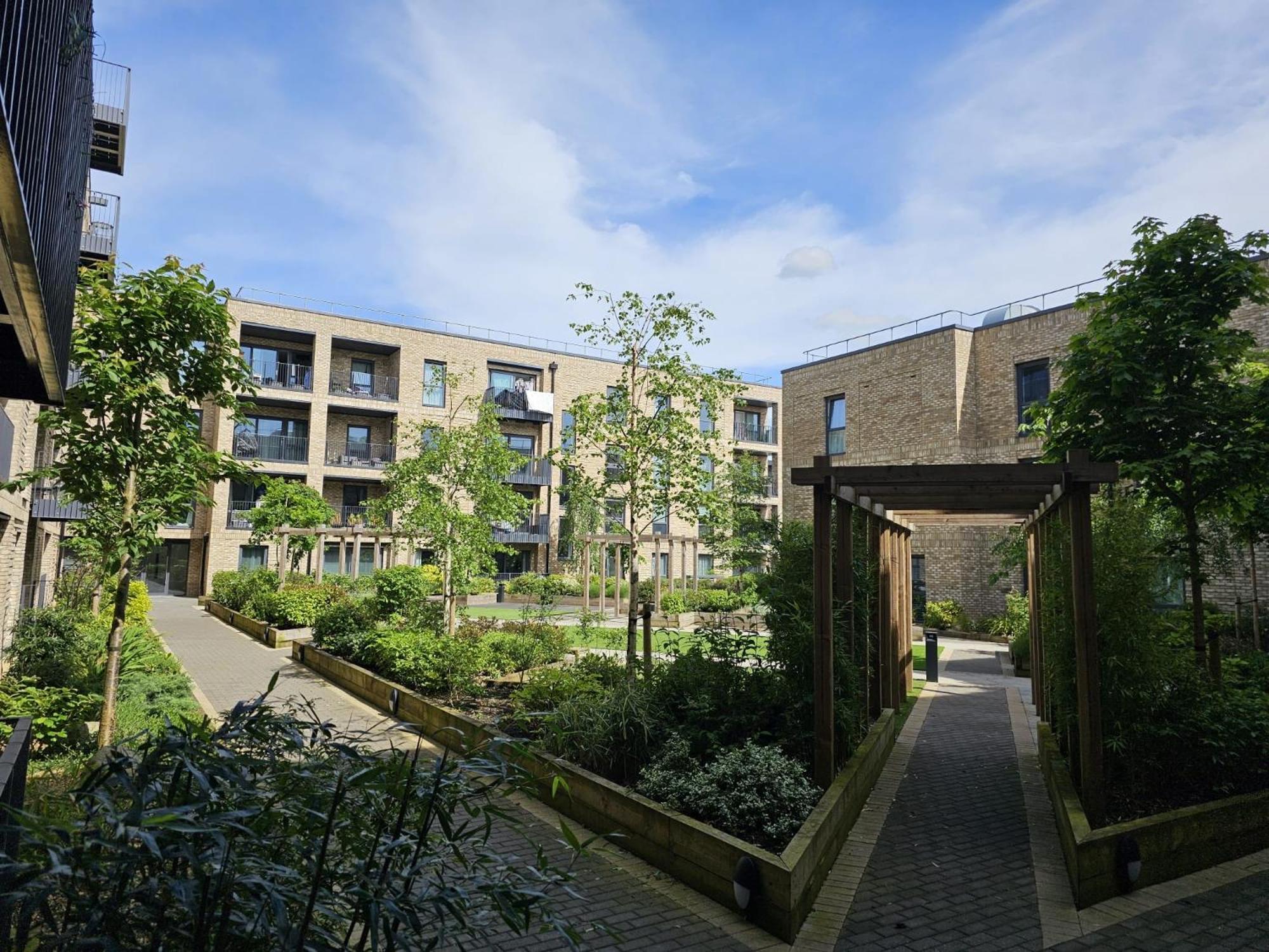 Apartment Luxury 1-bed With Balcony & Free Parking Milton Keynes