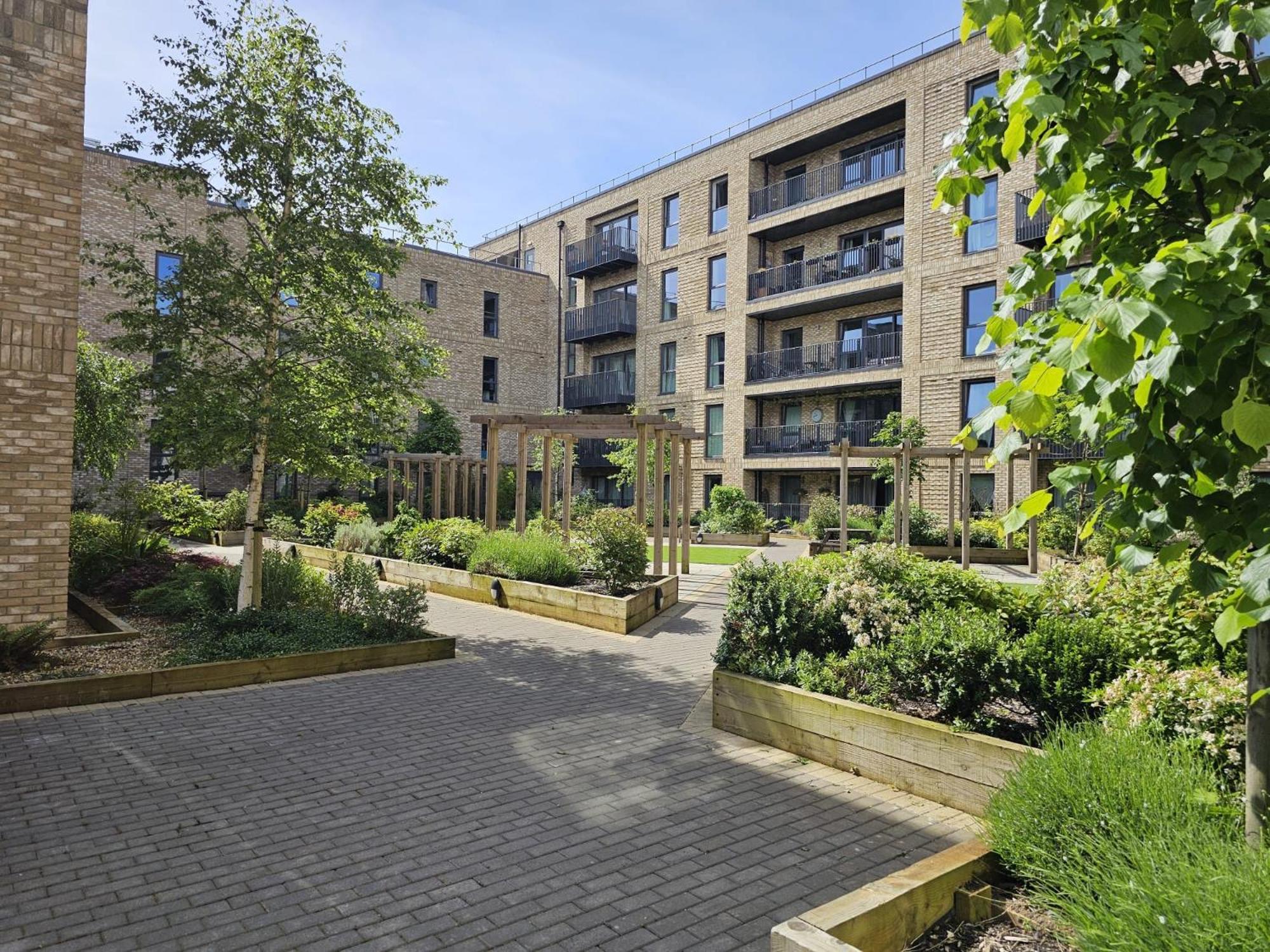 Luxury 1-bed With Balcony & Free Parking