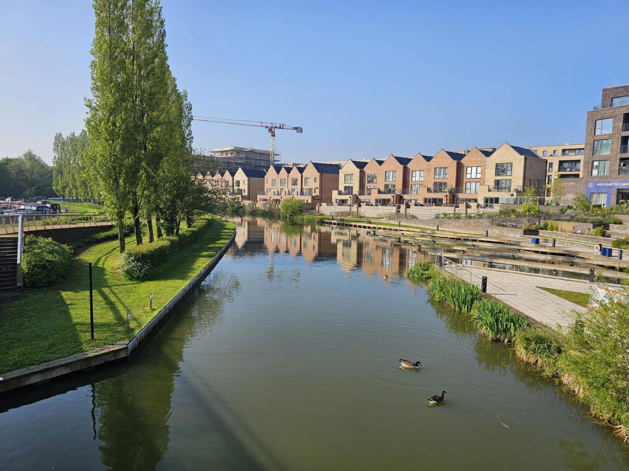 Luxury 1-bed With Balcony & Free Parking Apartment