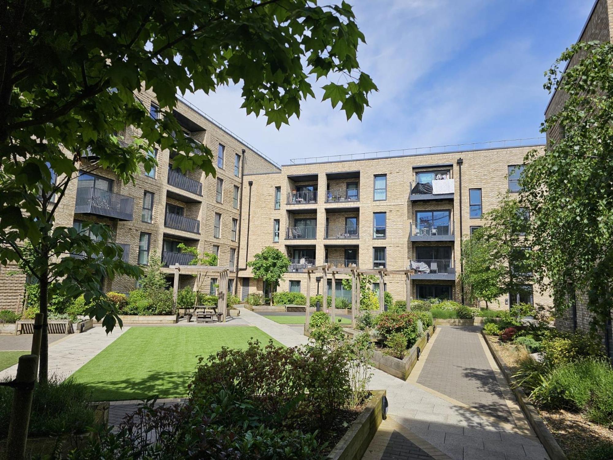 Luxury 1-bed With Balcony & Free Parking *
