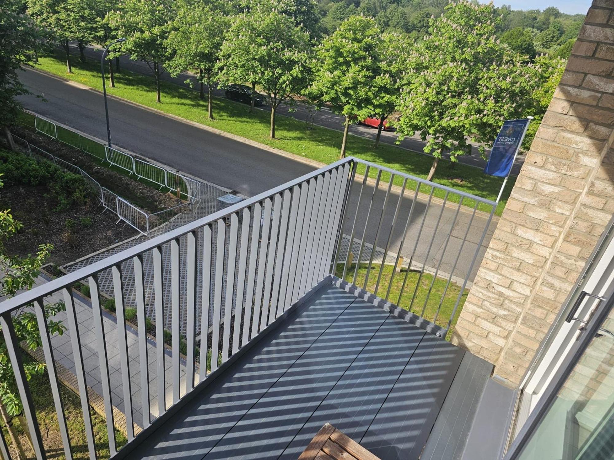 Apartment Luxury 1-bed With Balcony & Free Parking *